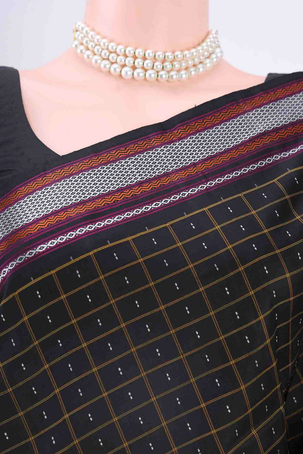 Border image of Black Kanchipuram Silk Saree with Checked design on the body and Thread Border