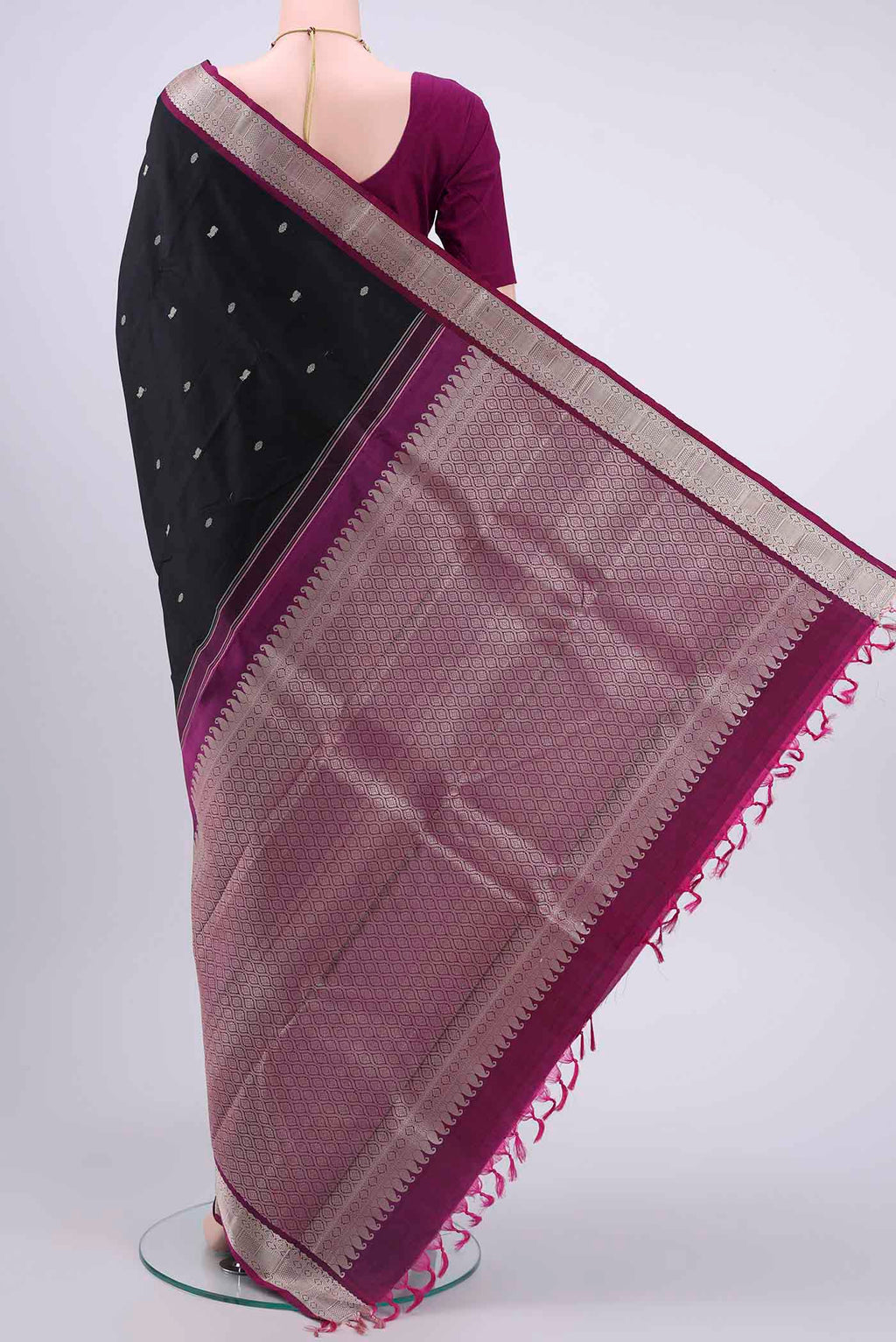 Flat view of Black Kanchipuram Silk Saree with Thread Butta on the body and Thread Border