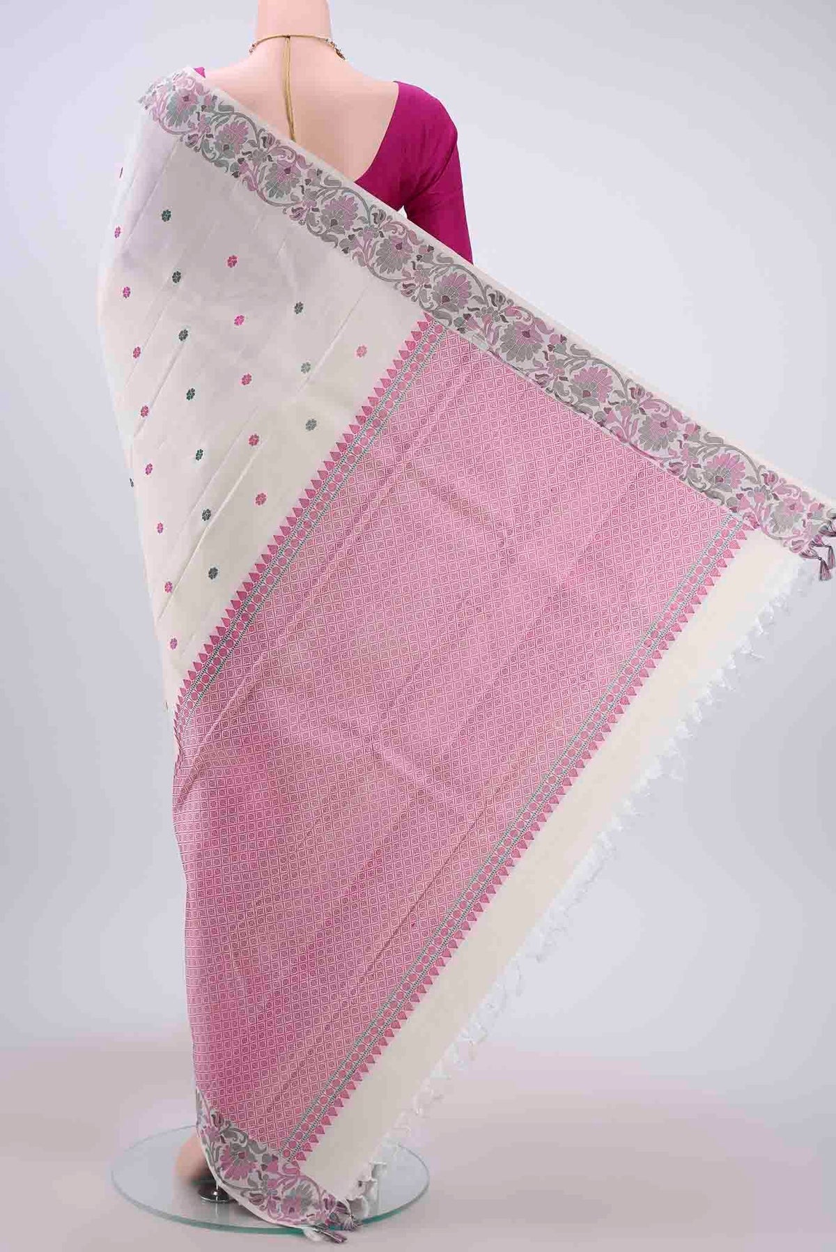 Flat view of White Kanchipuram Silk Saree with Thread Butta on the body and Thread Border