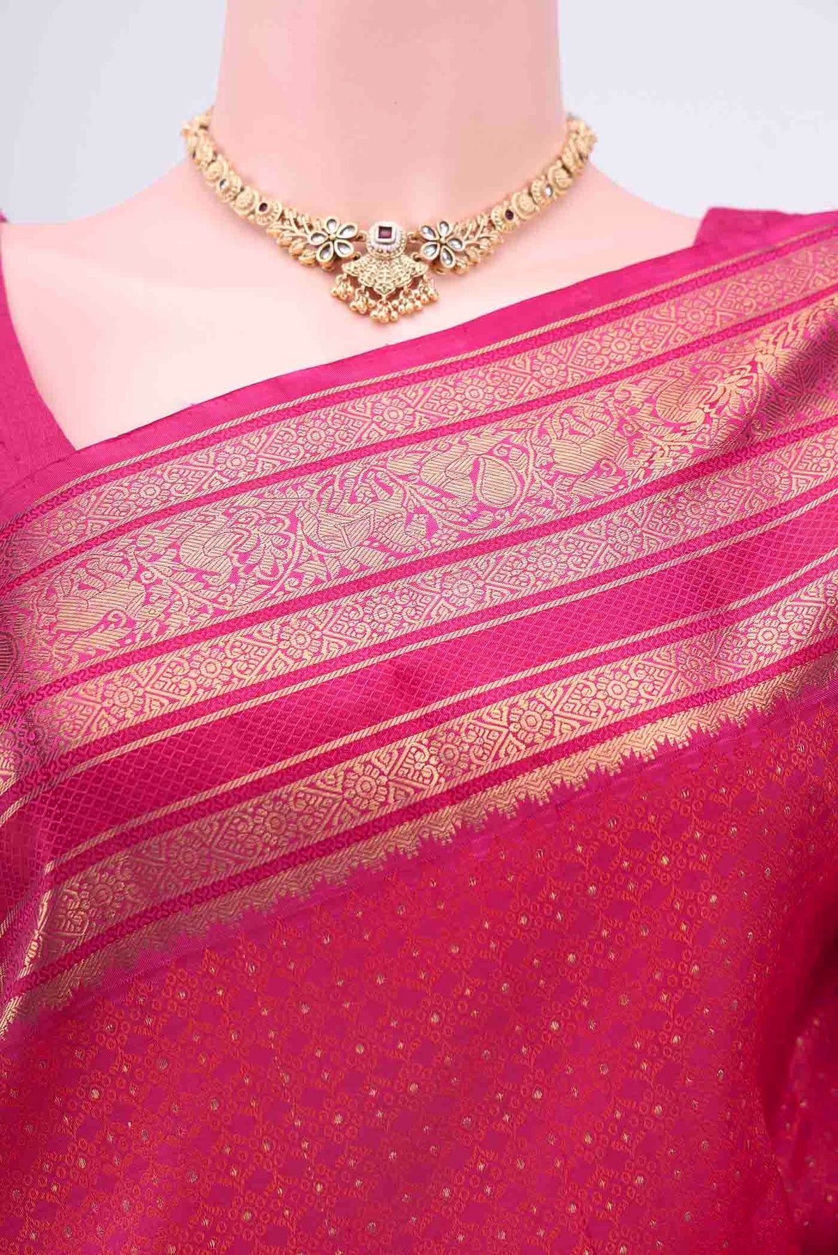 Border image of Pure Silk Pure Zari Rani Pink Kanchipuram Saree with Jacquard With Zari Butta on the body and Zari Border