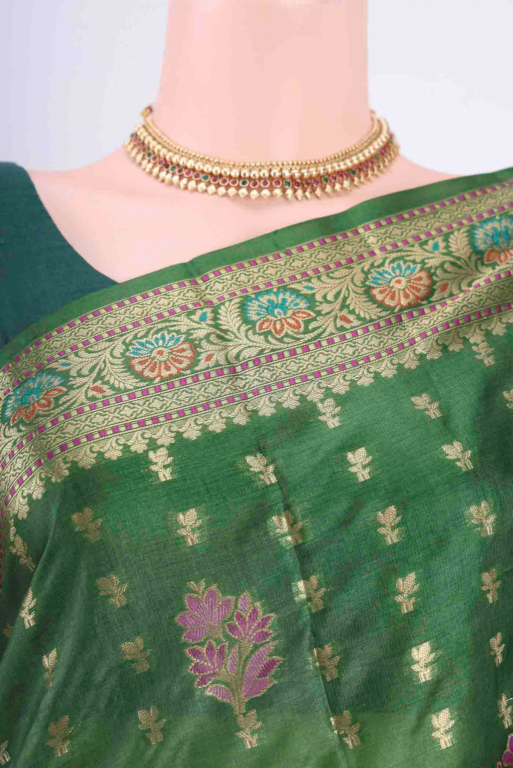 Border image of Green Banarasi Tussar Silk Saree with Zari And Thread Butta on the body and Zari And Thread Border