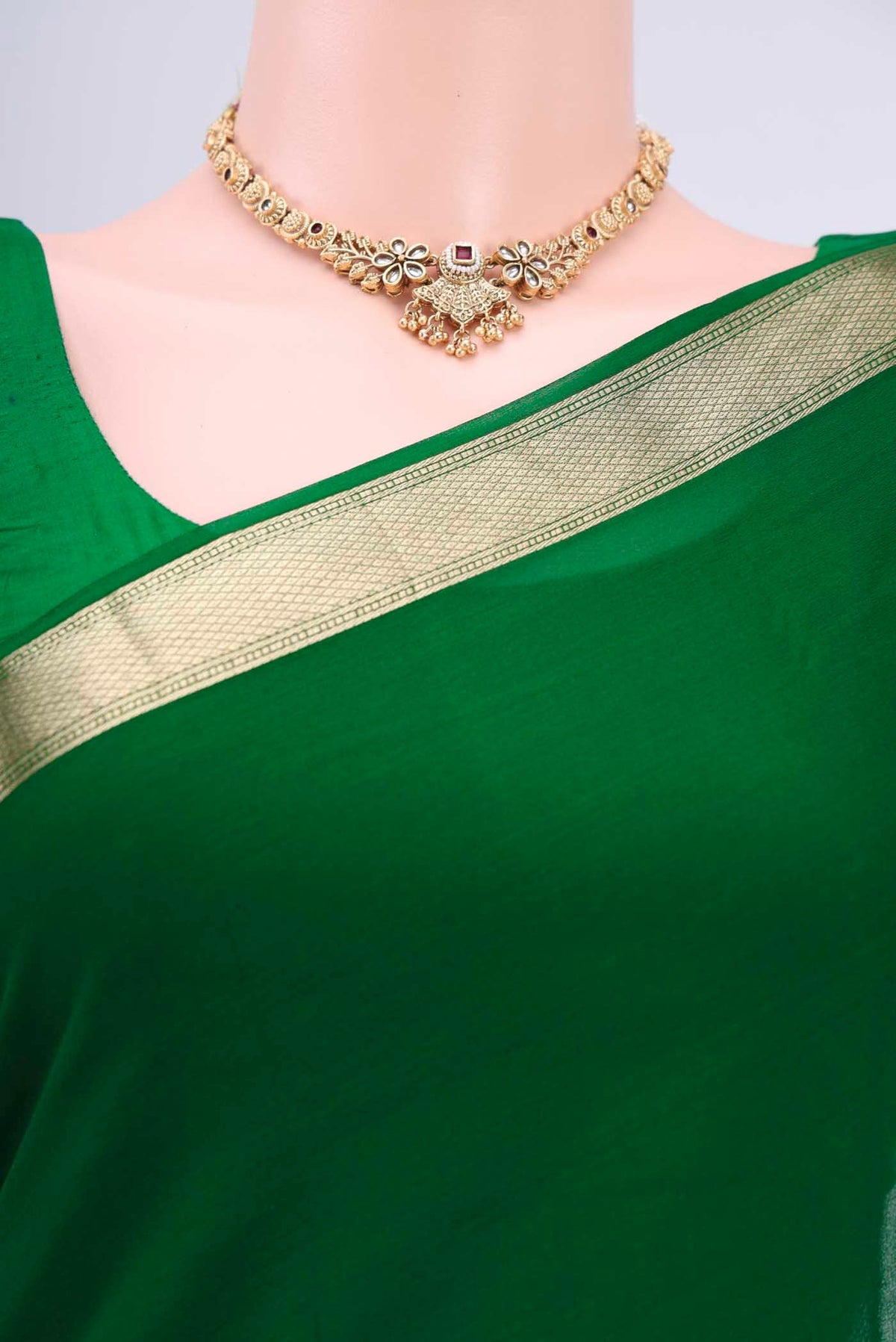 Border image of Bottle Green Dual Tone Mysore Chiffon Saree with Plain Body and Zari Border