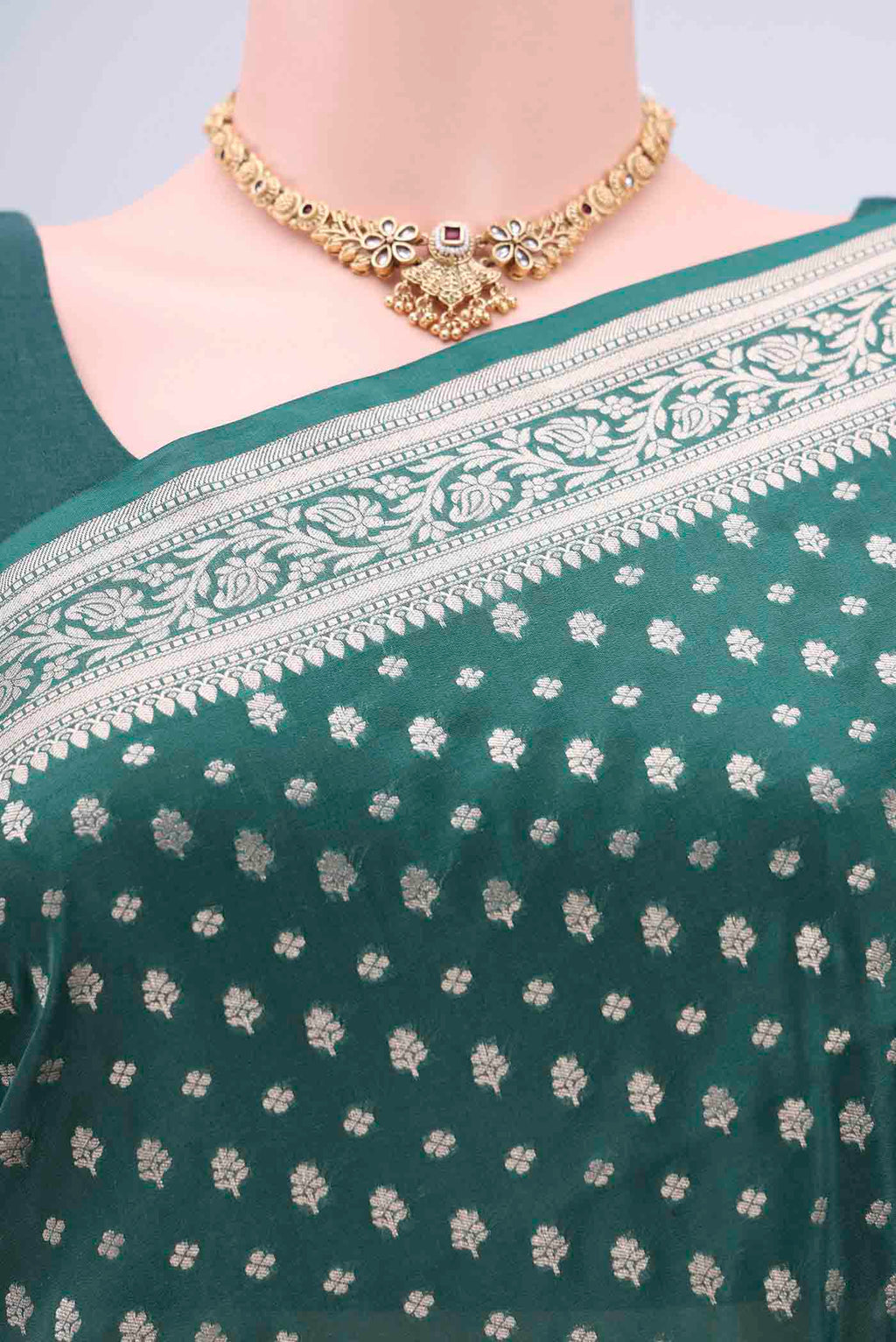 Border image of Green Banarasi Silk Saree with Zari Butta on the body and Zari Border