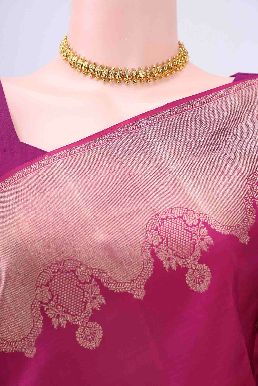 Border image of Dark Pink Kanchipuram Saree with Zari Butta on the body and Zari Border