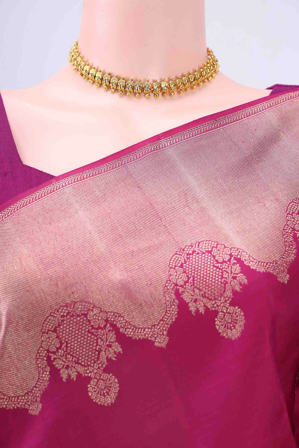 Border image of Dark Pink Kanchipuram Saree with Zari Butta on the body and Zari Border