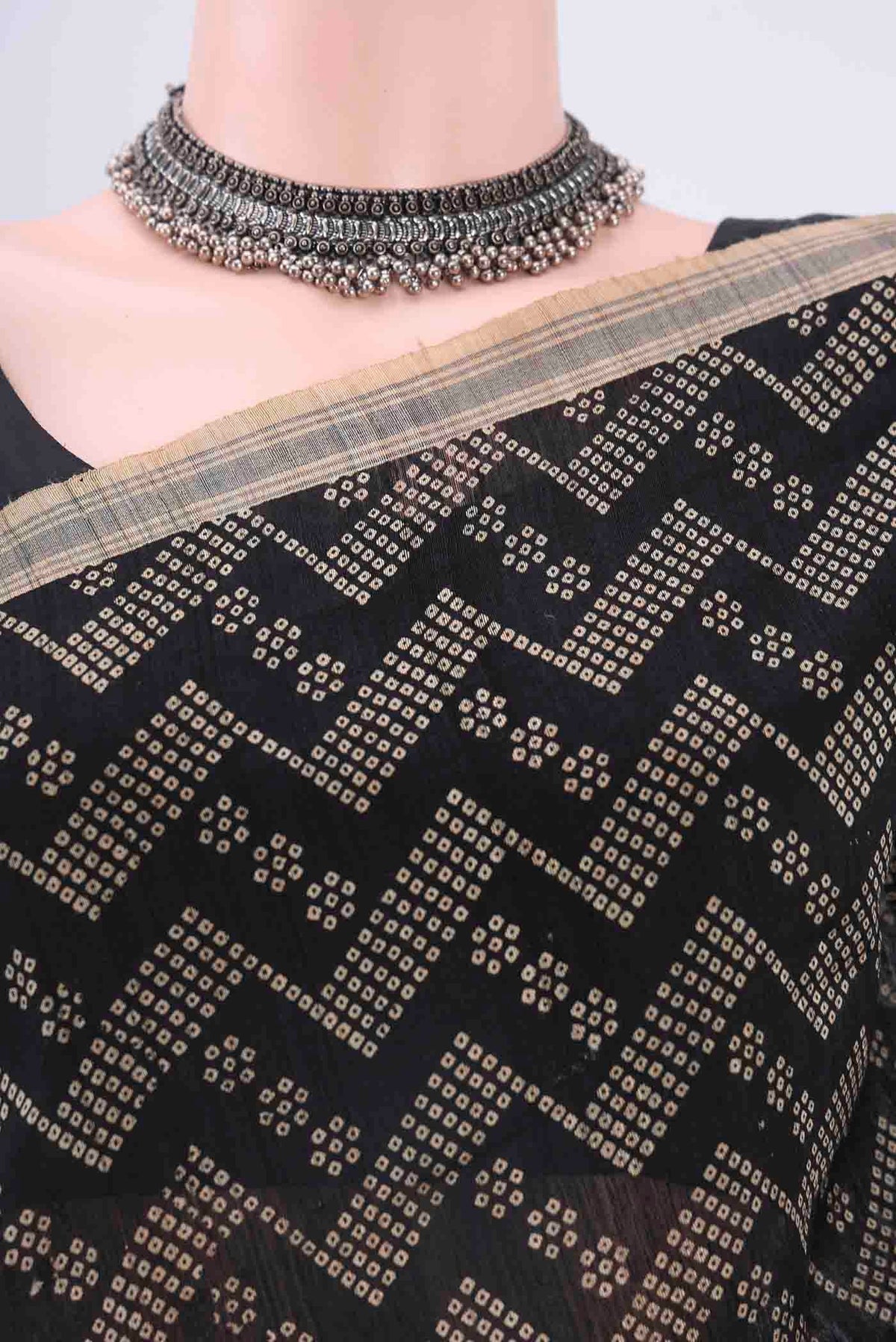 Border image of Black Tussar Silk Saree with Zig Zag design on the body and Plain Border