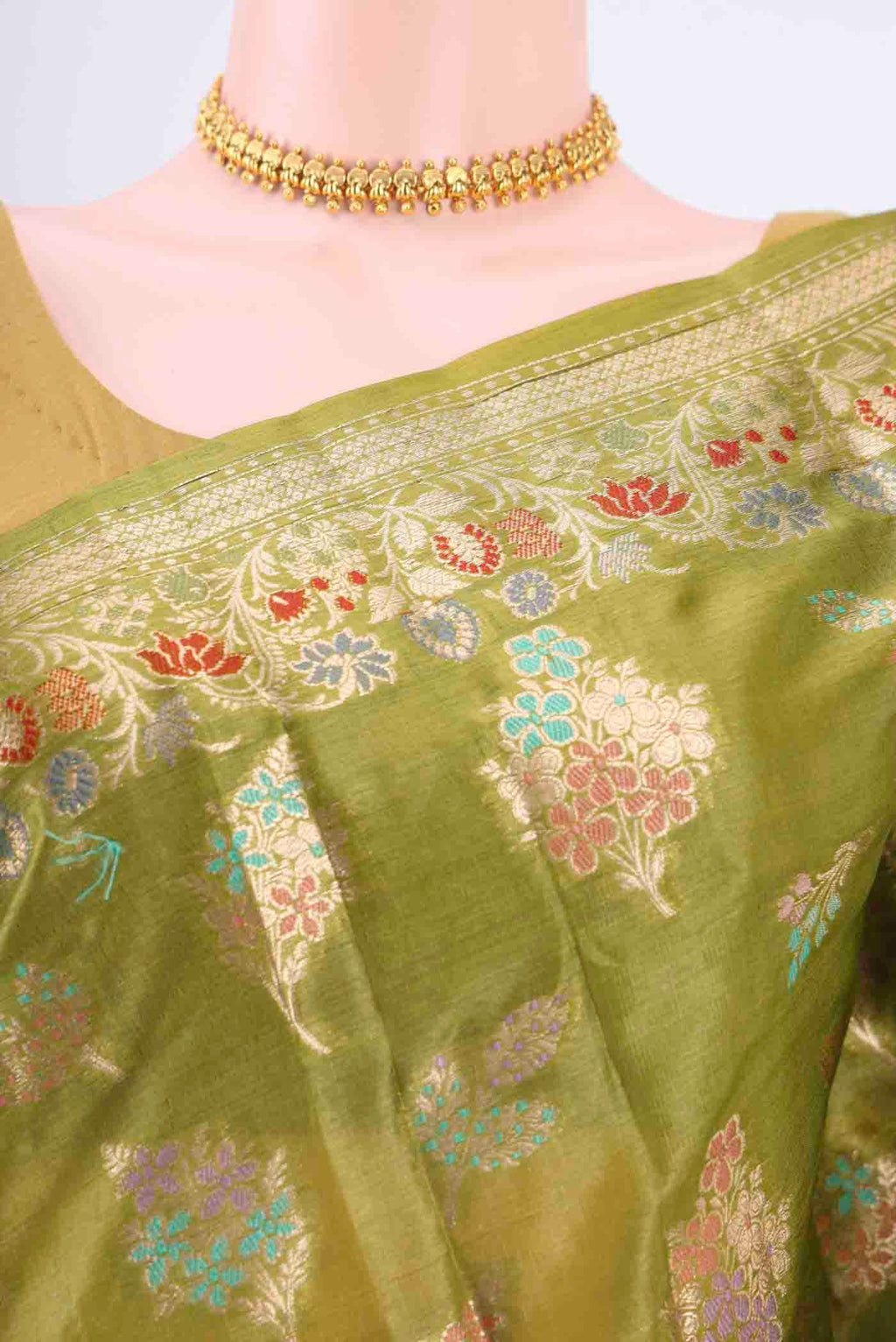 Border image of Green Banarasi Tussar Silk Saree with Zari And Thread Butta on the body and Zari And Thread Border