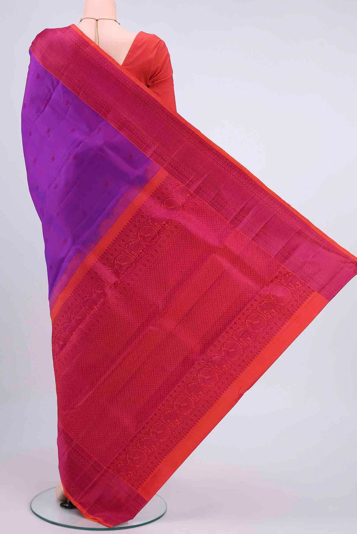Flat view of Magenta Kanchipuram Silk Saree with Thread Butta on the body and Thread Border
