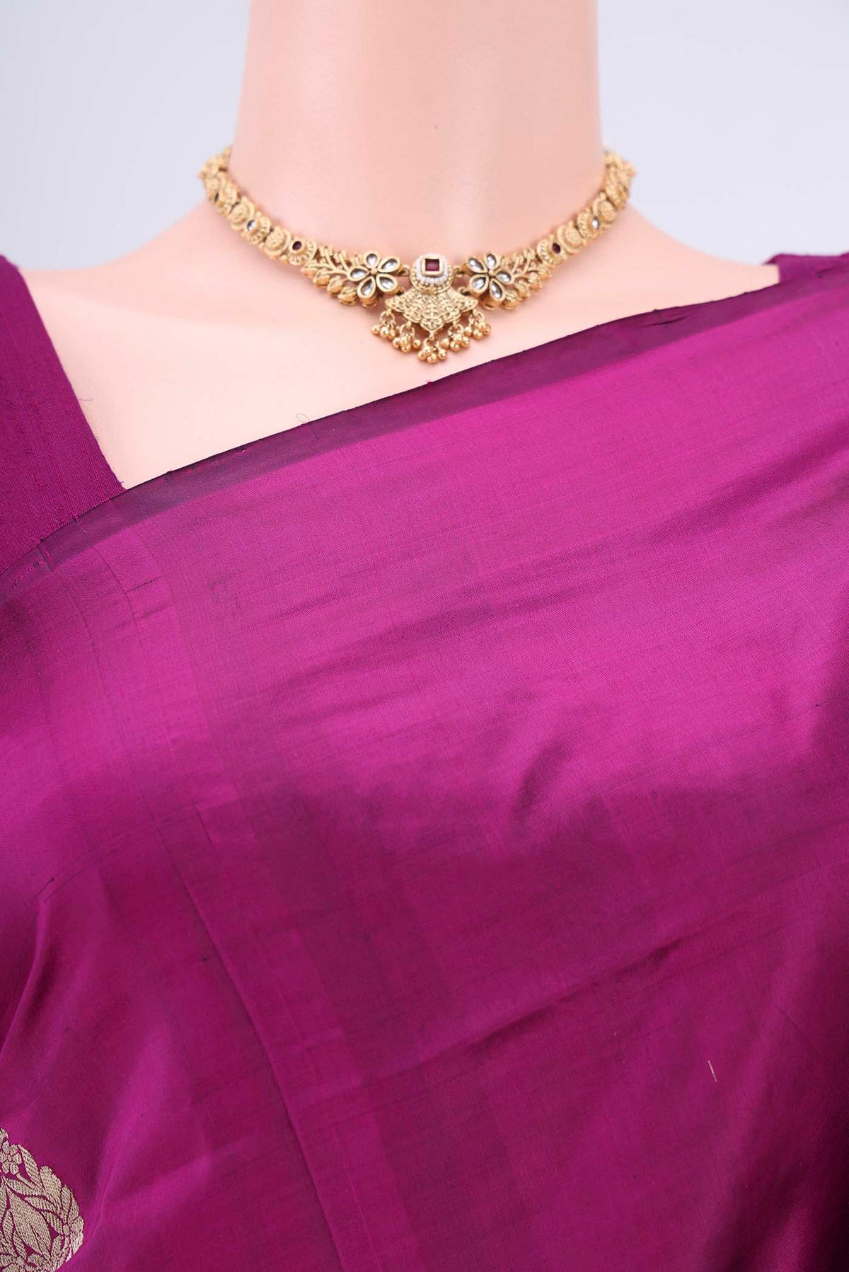 Border image of Magenta Banarasi Katan Silk Saree with Zari Butta on the body and Without Border. 