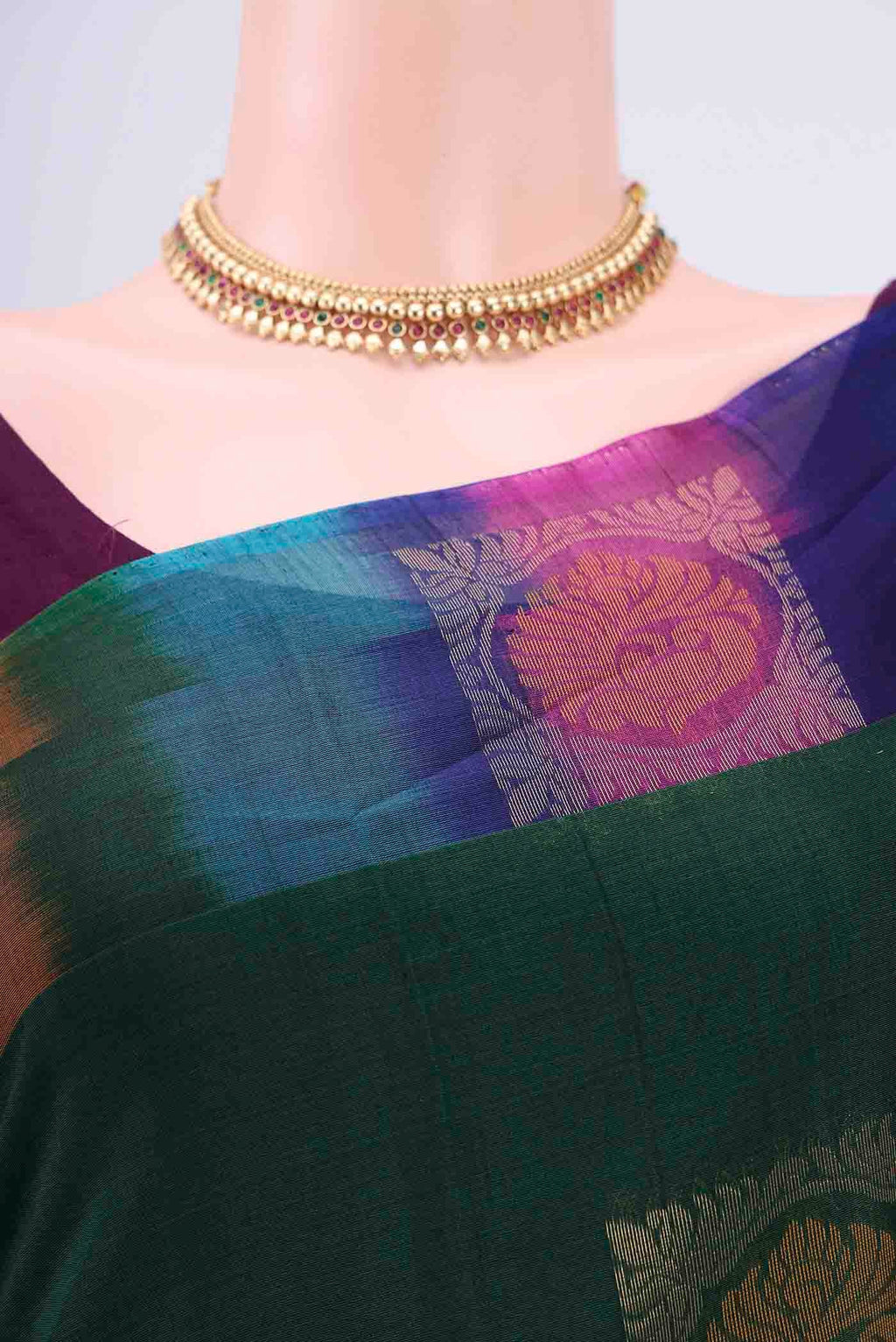 Border image of Bottle Green Kora Cotton Saree with Zari Butta on the body and Zari Border. 