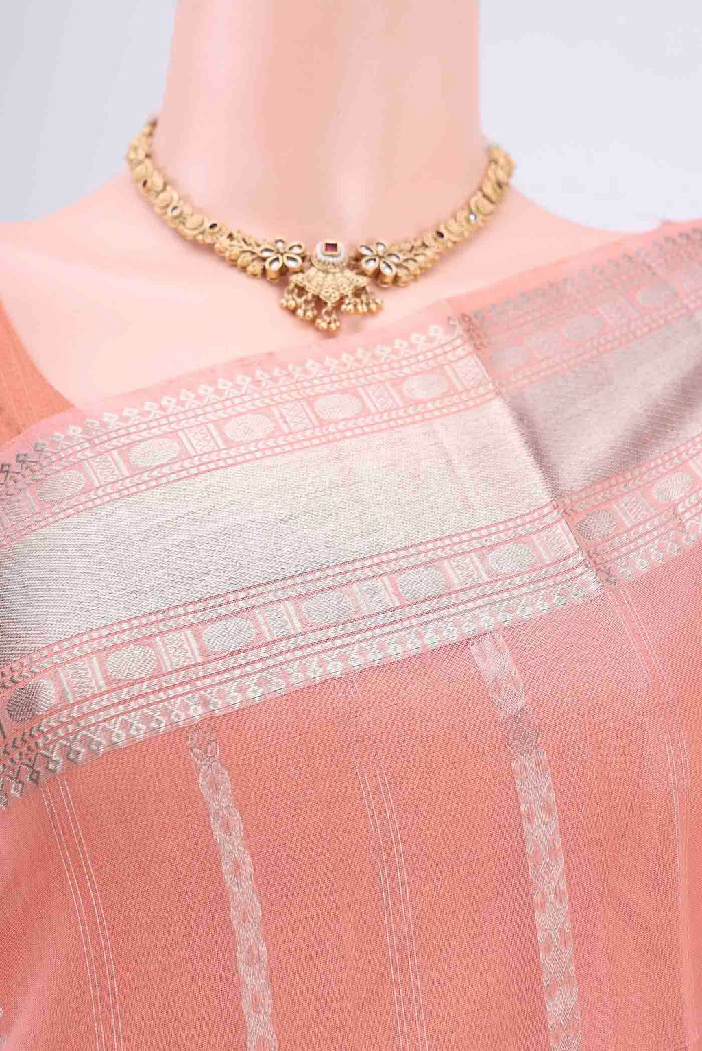 Border image of Peach Kora Cotton Saree with Zari Butta on the body and Zari Border. 