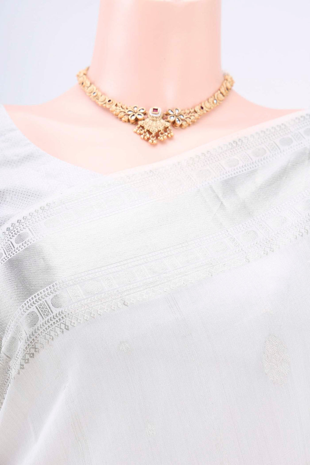 Border image of White Kora Cotton Saree with Zari Butta on the body and Plain Border. 