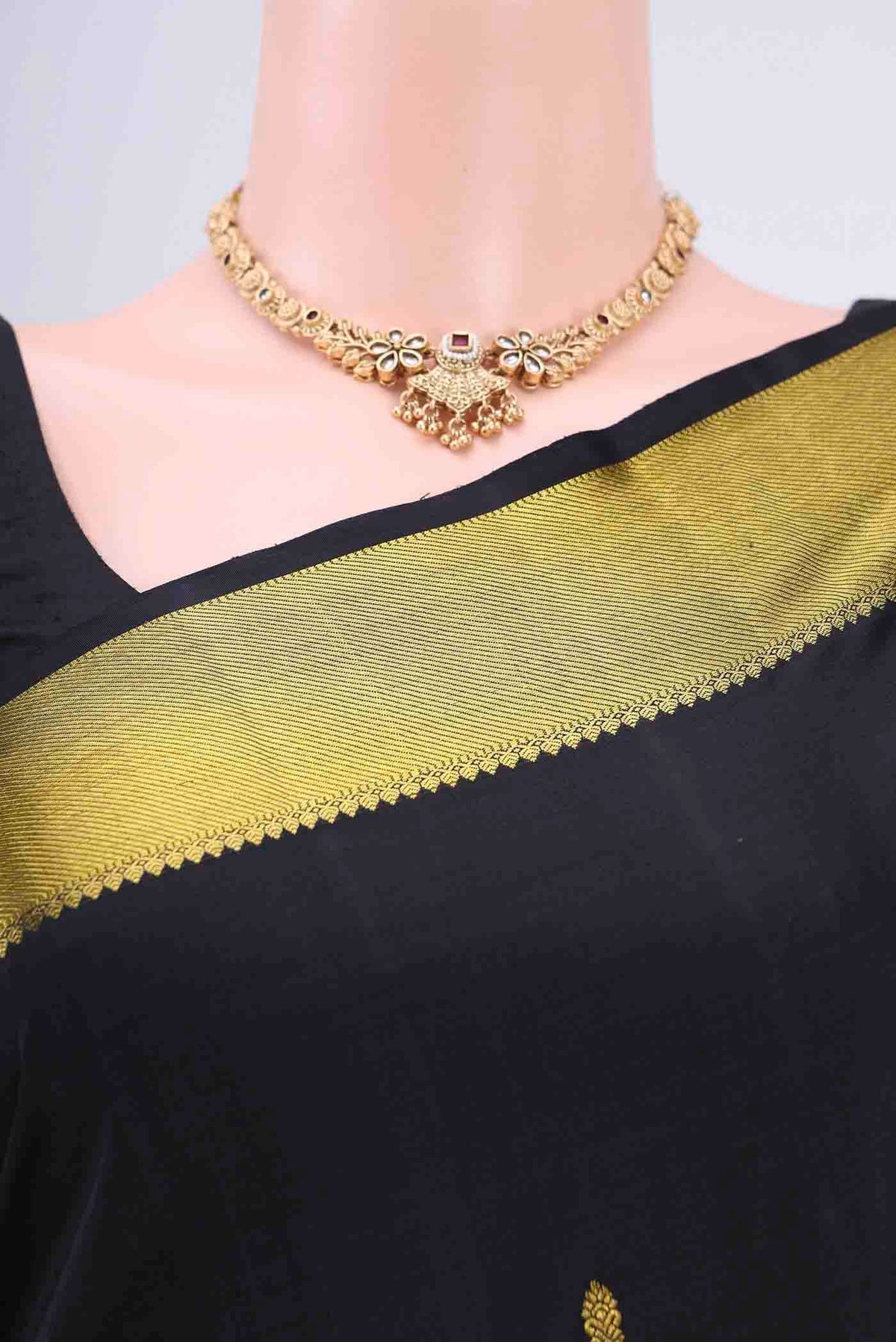 Border image of Black Kanchipuram Saree with Zari Butta on the body and Zari Border. 