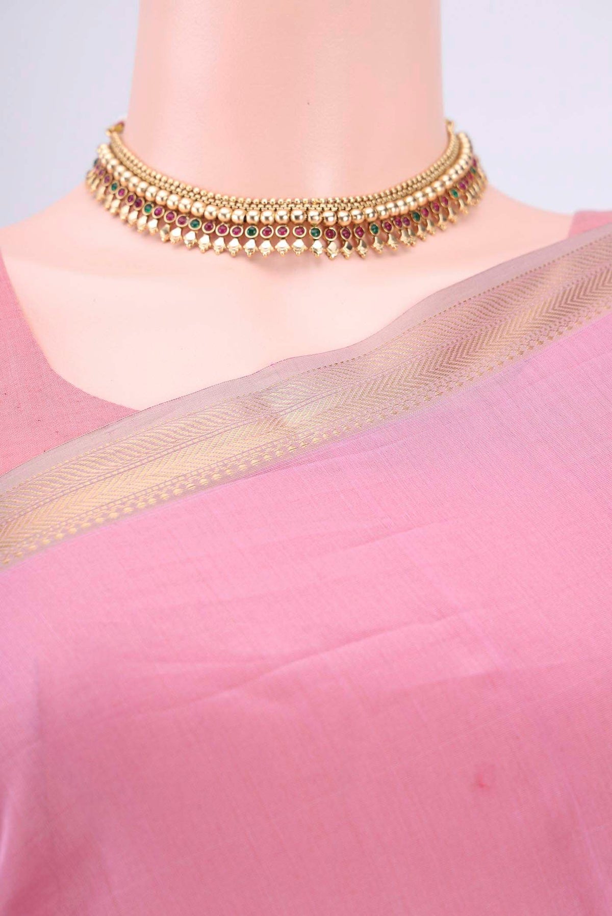 Border image of Rose pink Maheshwari Silk Cotton Saree with Zari Butta on the body and Zari Border. 