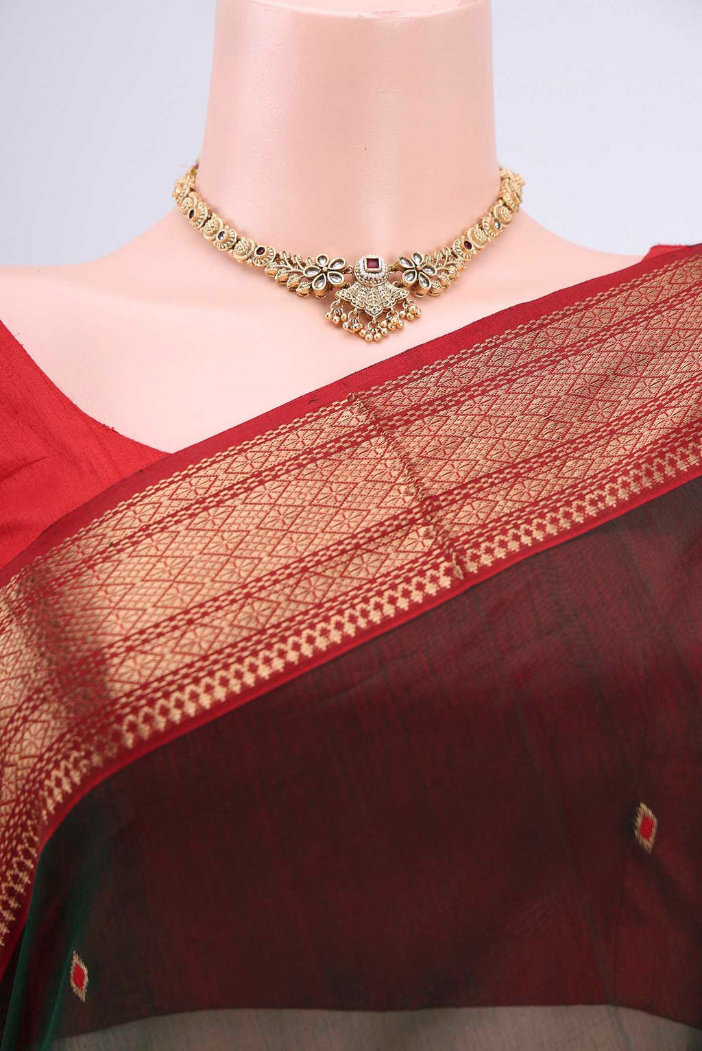 Border image of Bottle Green Maheshwari Silk Cotton Saree with Stripes on the body and Zari Border. 