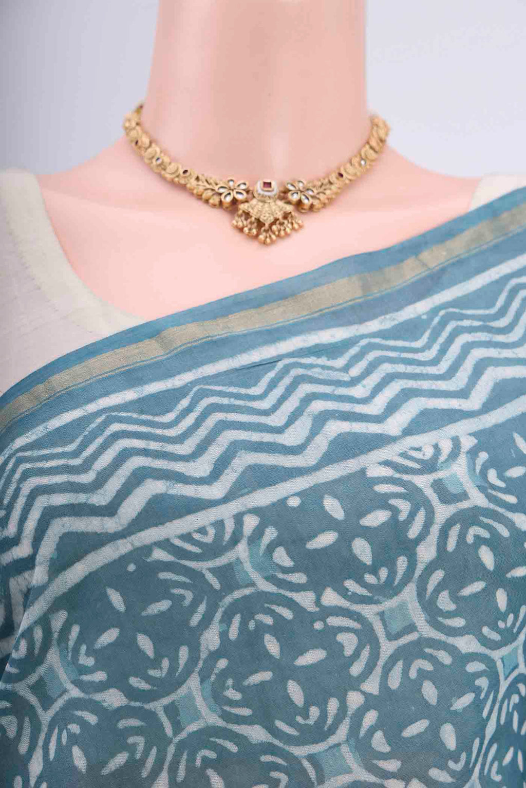 Border image of Maya Blue Maheshwari Silk Cotton Saree with Printed design on the body and Thin Zari Line. 