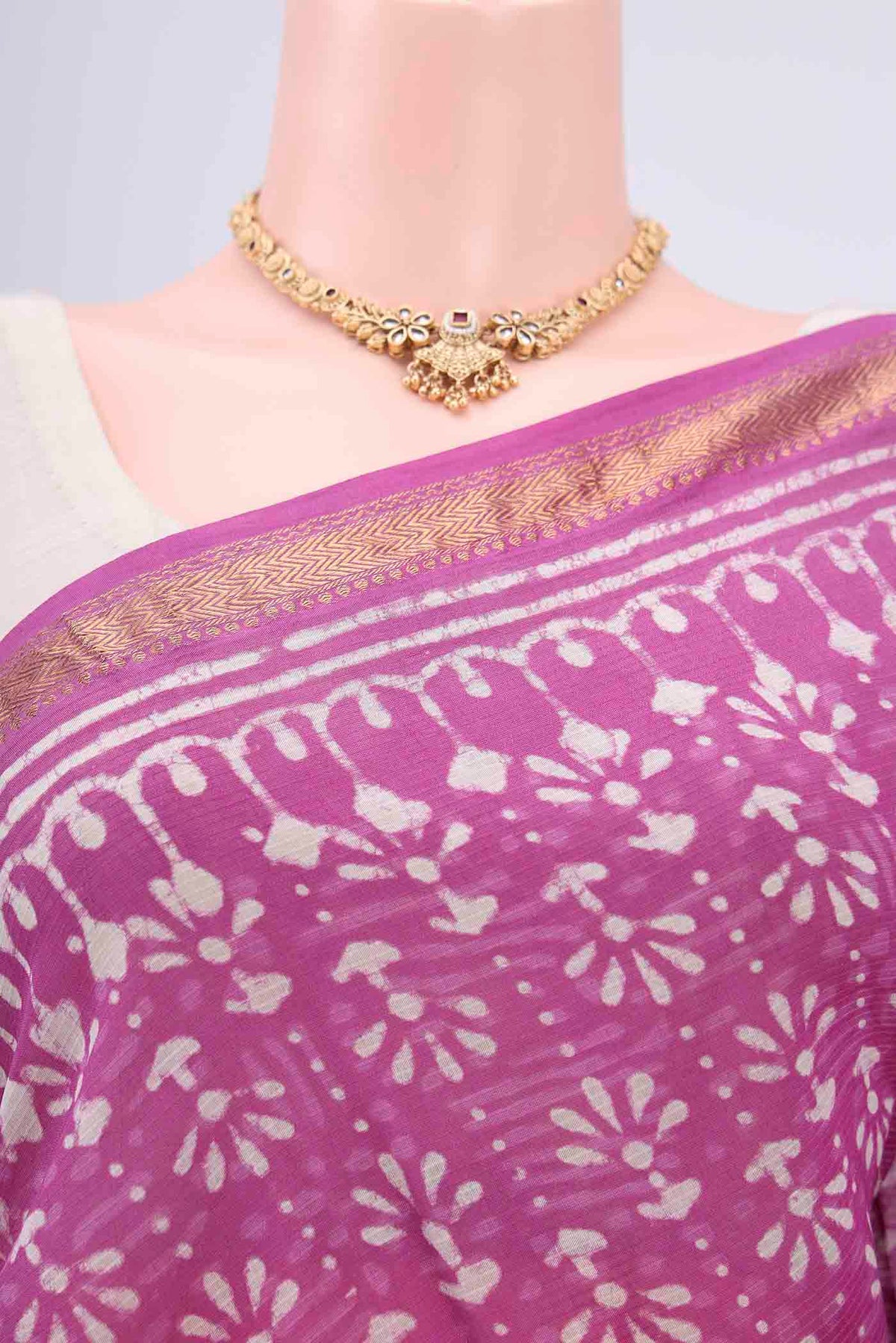 Border image of Pink Maheshwari Silk Cotton Saree with Batik Print on the body and Zari Border. 