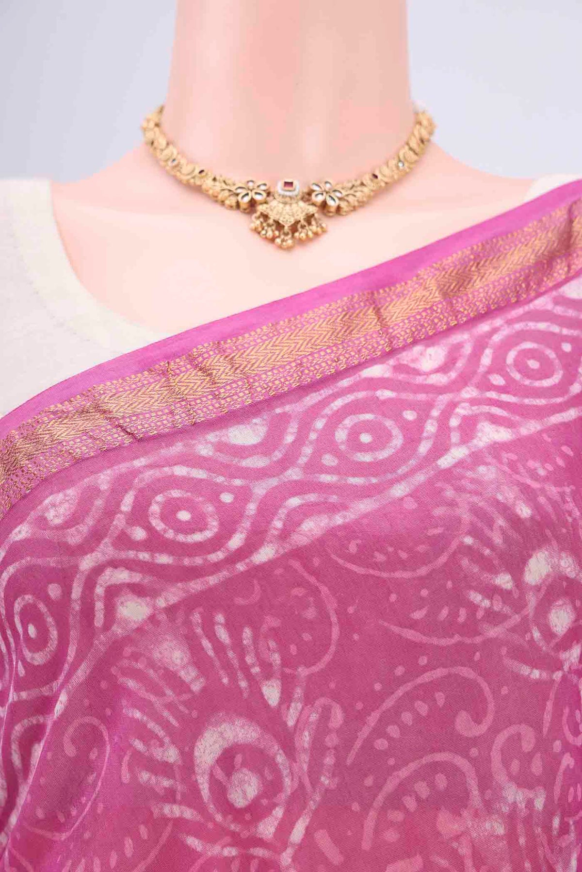 Border image of Pink Maheshwari Silk Cotton Saree with Batik Print on the body and Zari Border. 