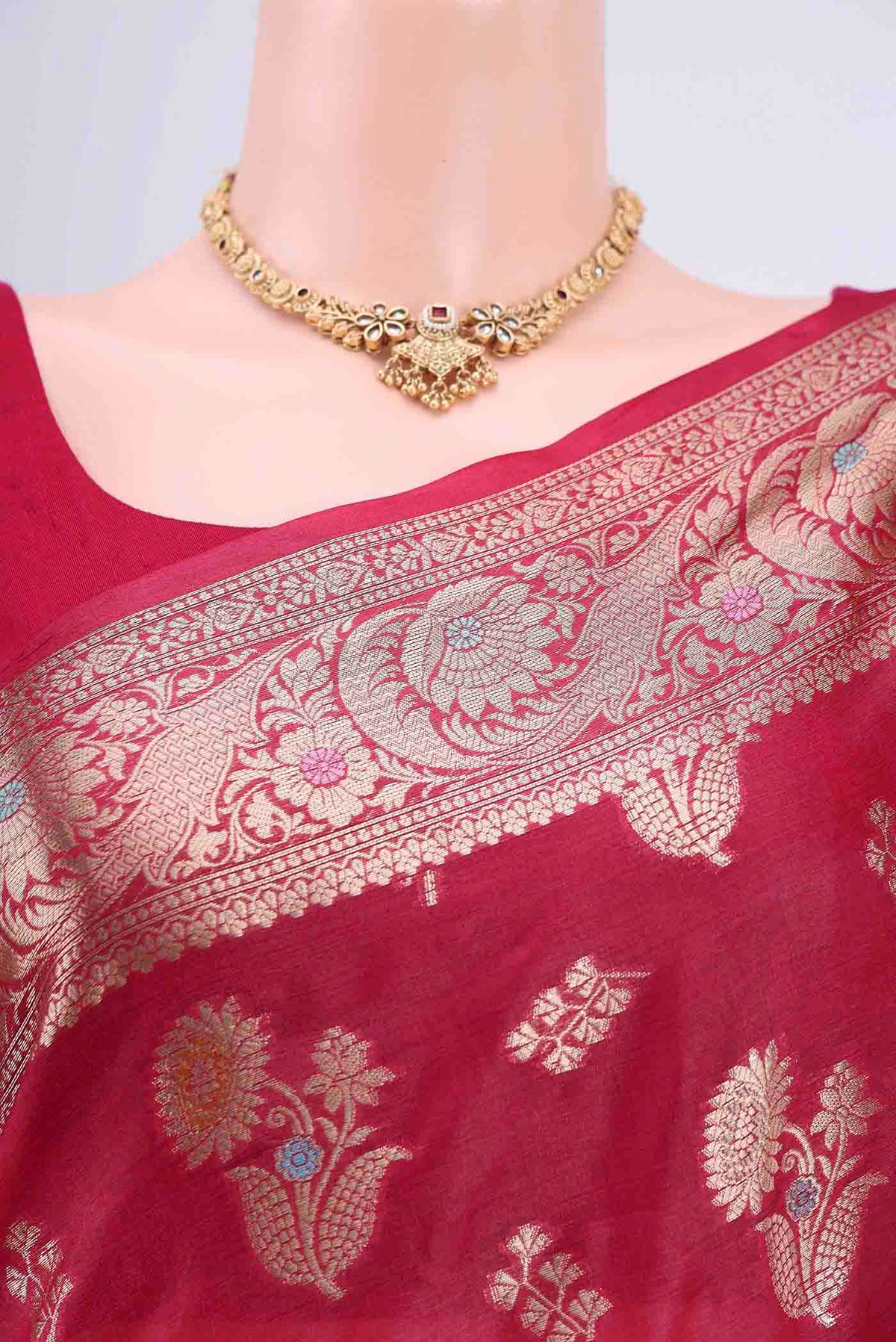 Border image of Dark Pink Banarasi Tussar Silk Saree with Zari And Thread Butta on the body and Zari And Thread Border. 