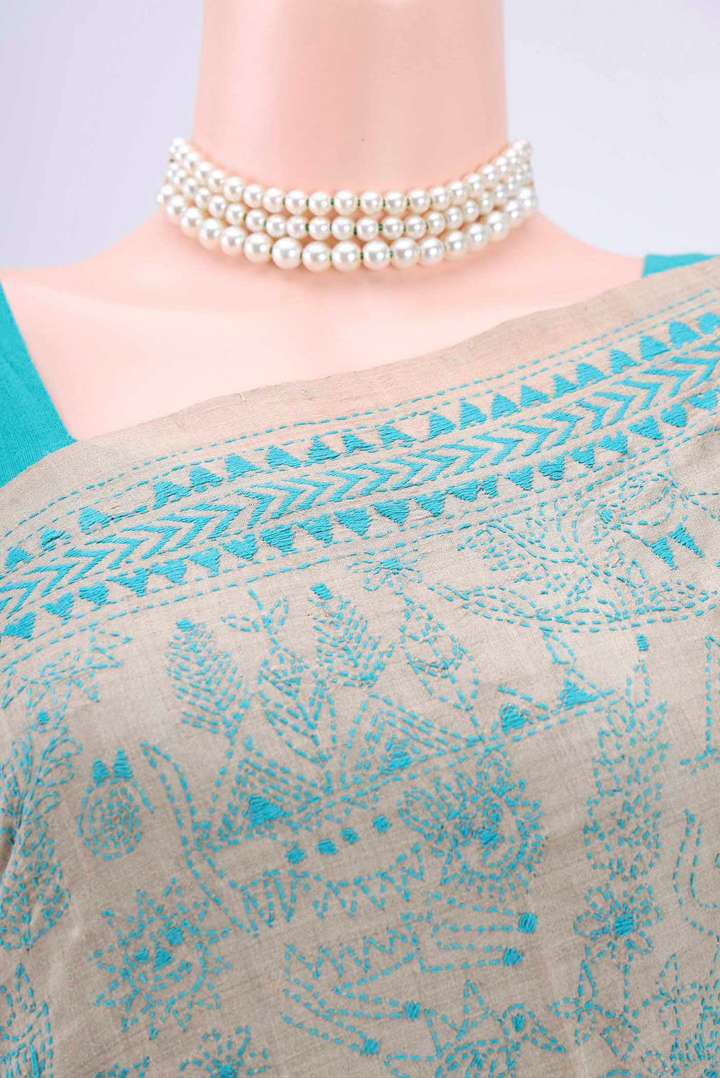 Border image of Beige Kantha Silk Saree with Kantha Work on the body and Thread Border. 