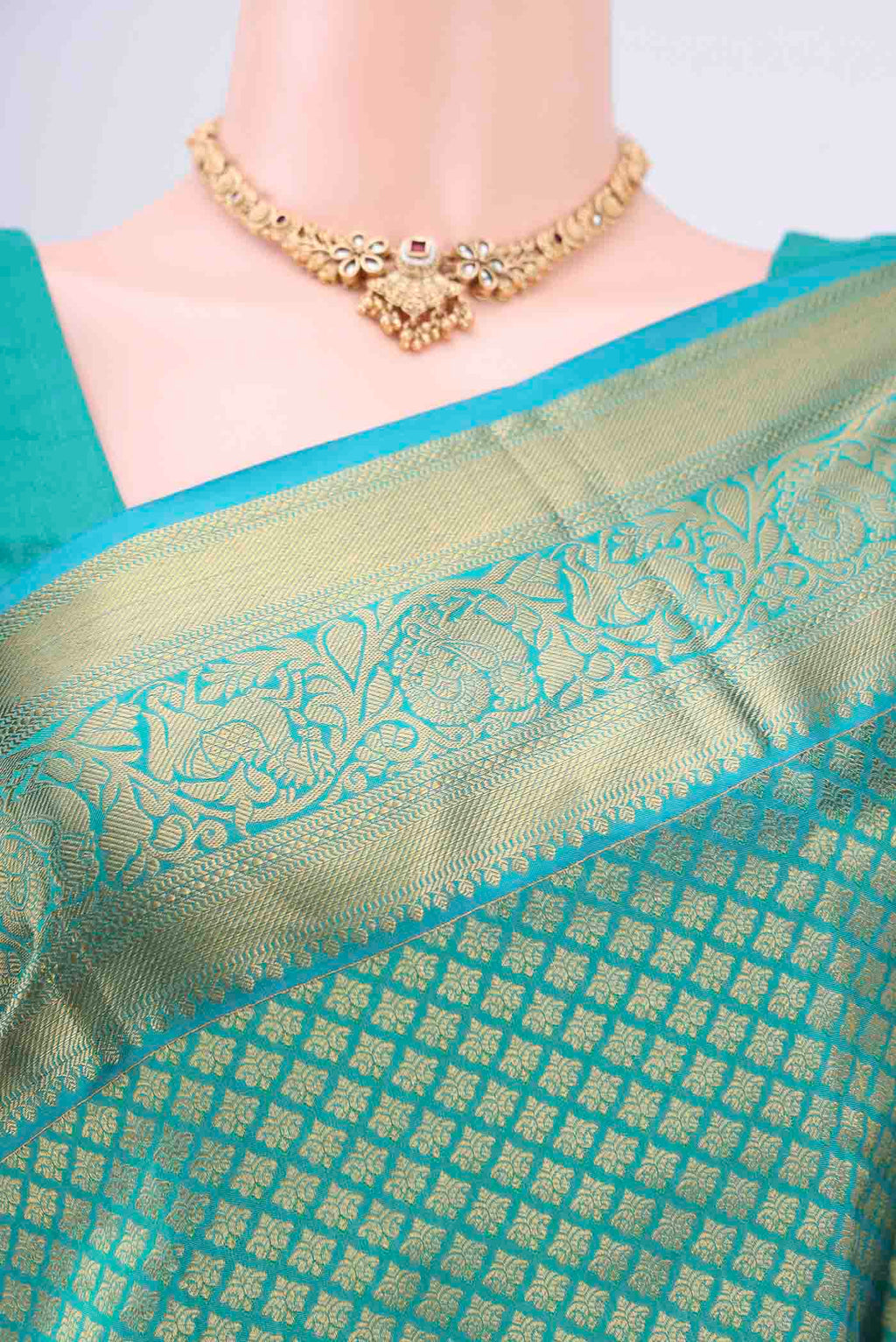 Border image of Sea Green Dual Tone Bangalore Silk Saree with Zari Brocade on the body and Zari Border. 
