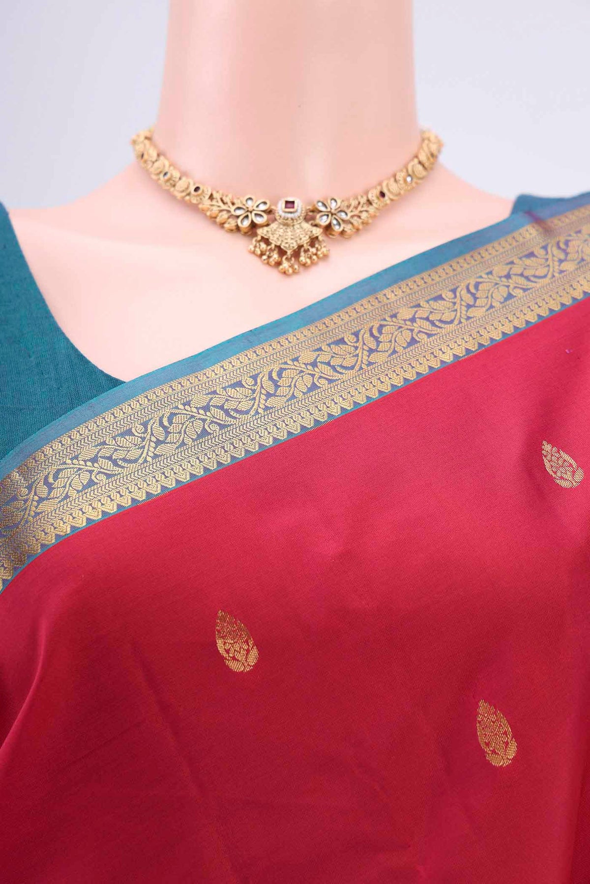 Border image of Dark Pink Nangavalli Silk [ Salem ] Saree with Zari Butta on the body and Zari Border. 