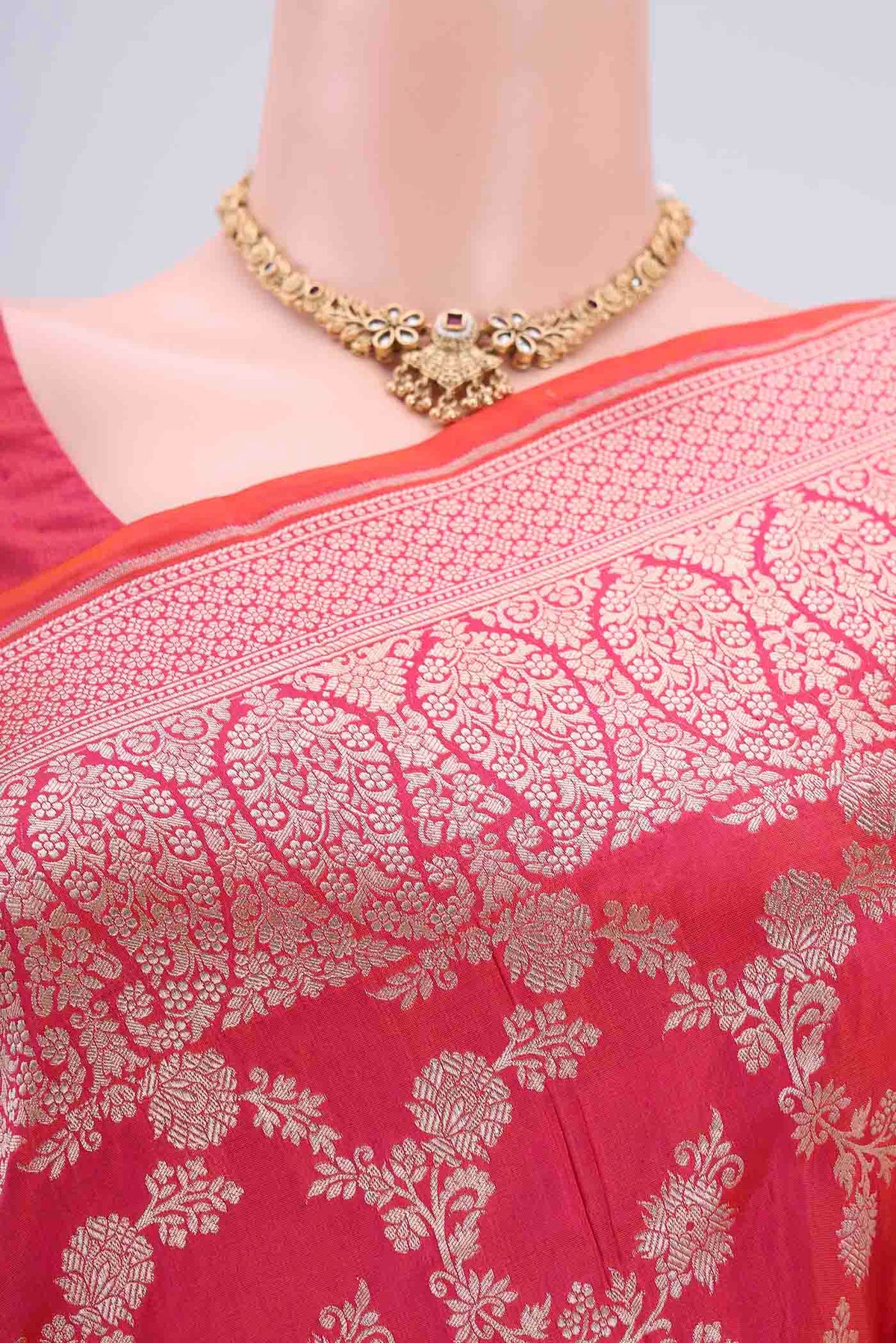Border image of Pink Bangalore Silk Saree with Zari Butta on the body and Zari Border. 