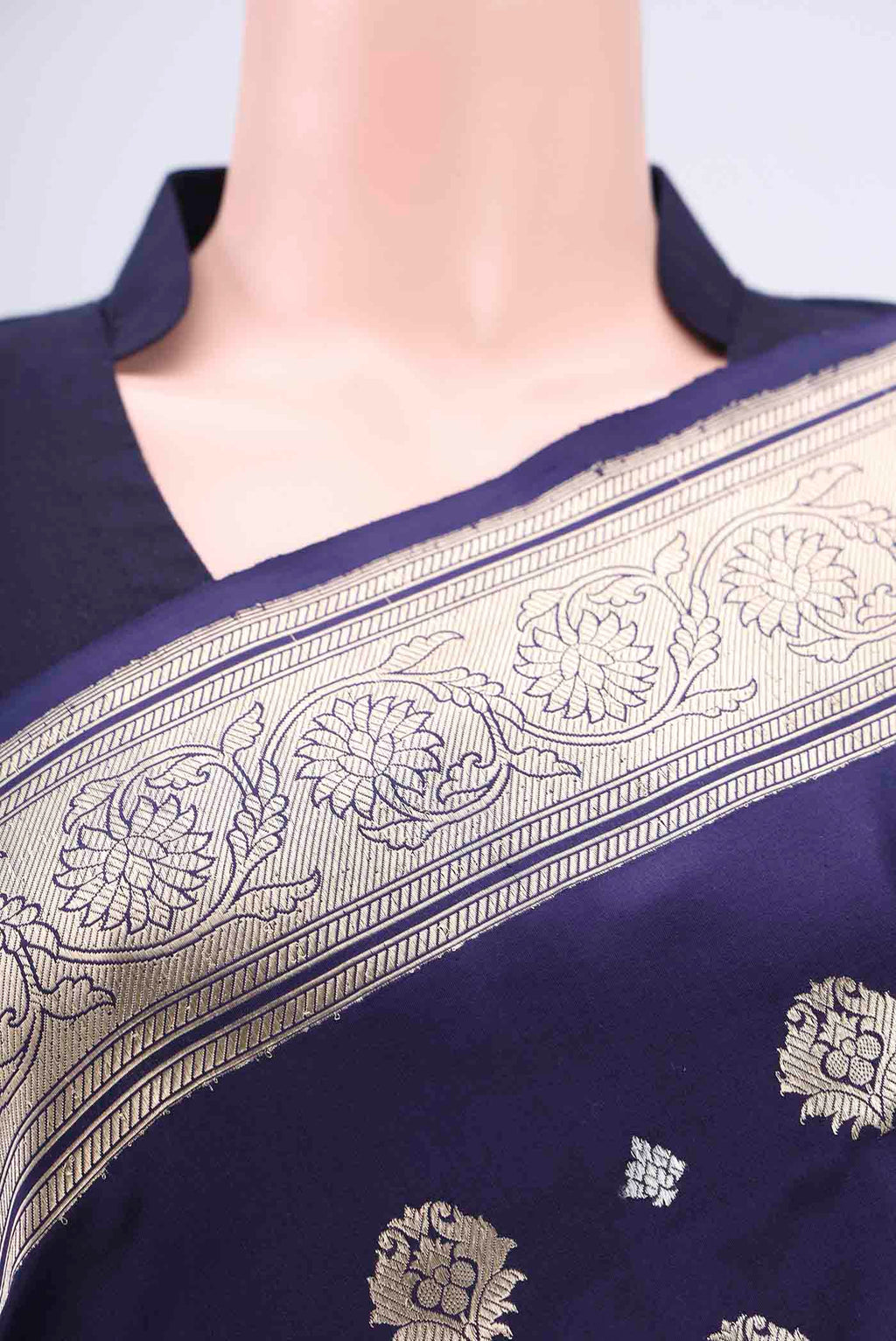 Border image of Navy Blue Banarasi Silk Saree with Zari Butta on the body and Zari Border. 