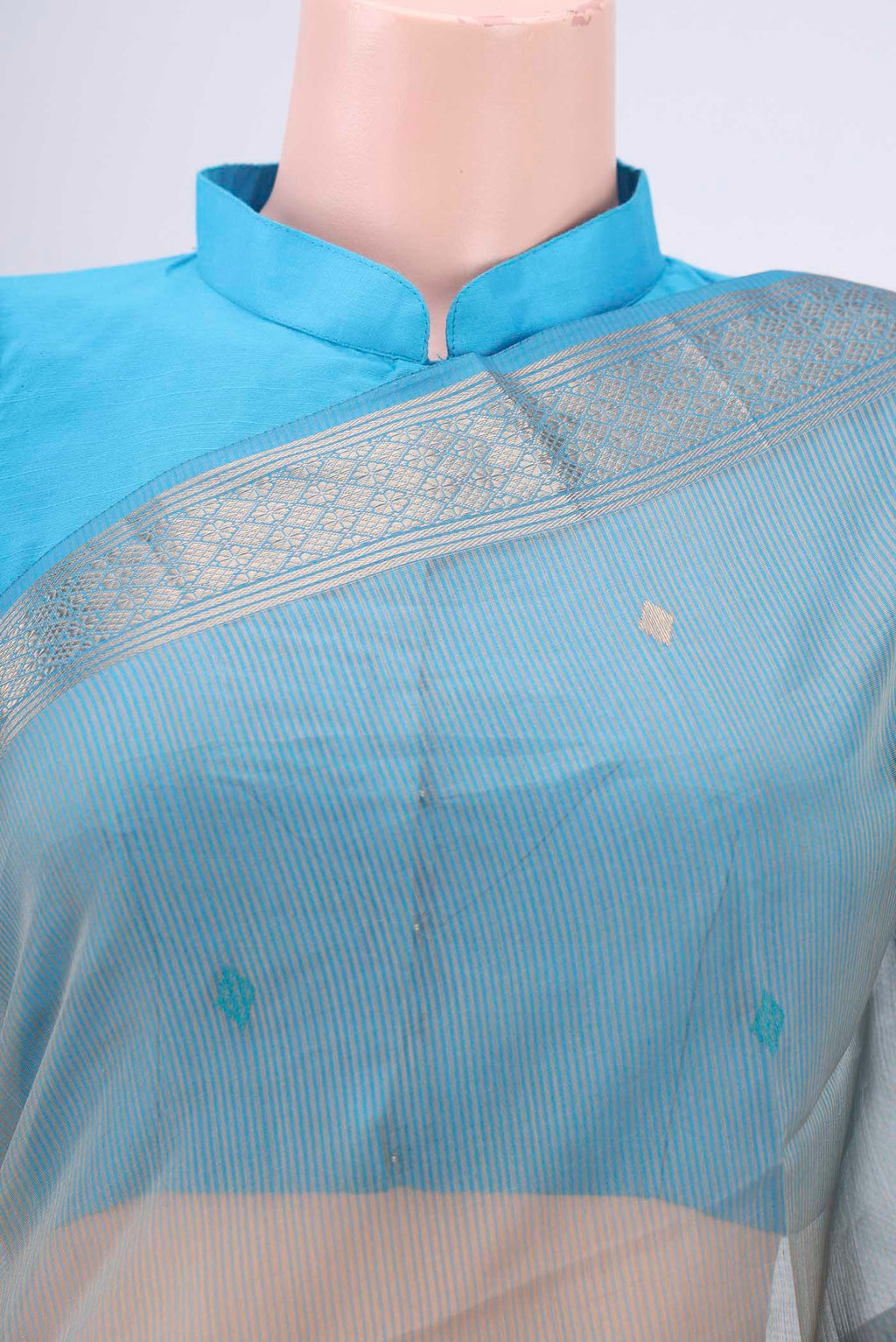 Border image of Beige Maheshwari Silk Cotton Saree with Zari And Thread Butta on the body and Zari Border. 