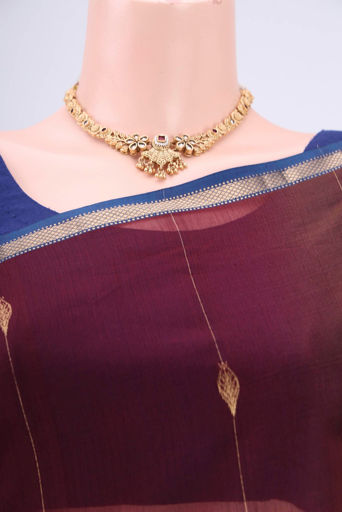 Border image of Brown Maheshwari Silk Cotton Saree with Zari And Thread Butta on the body and Zari Border. 