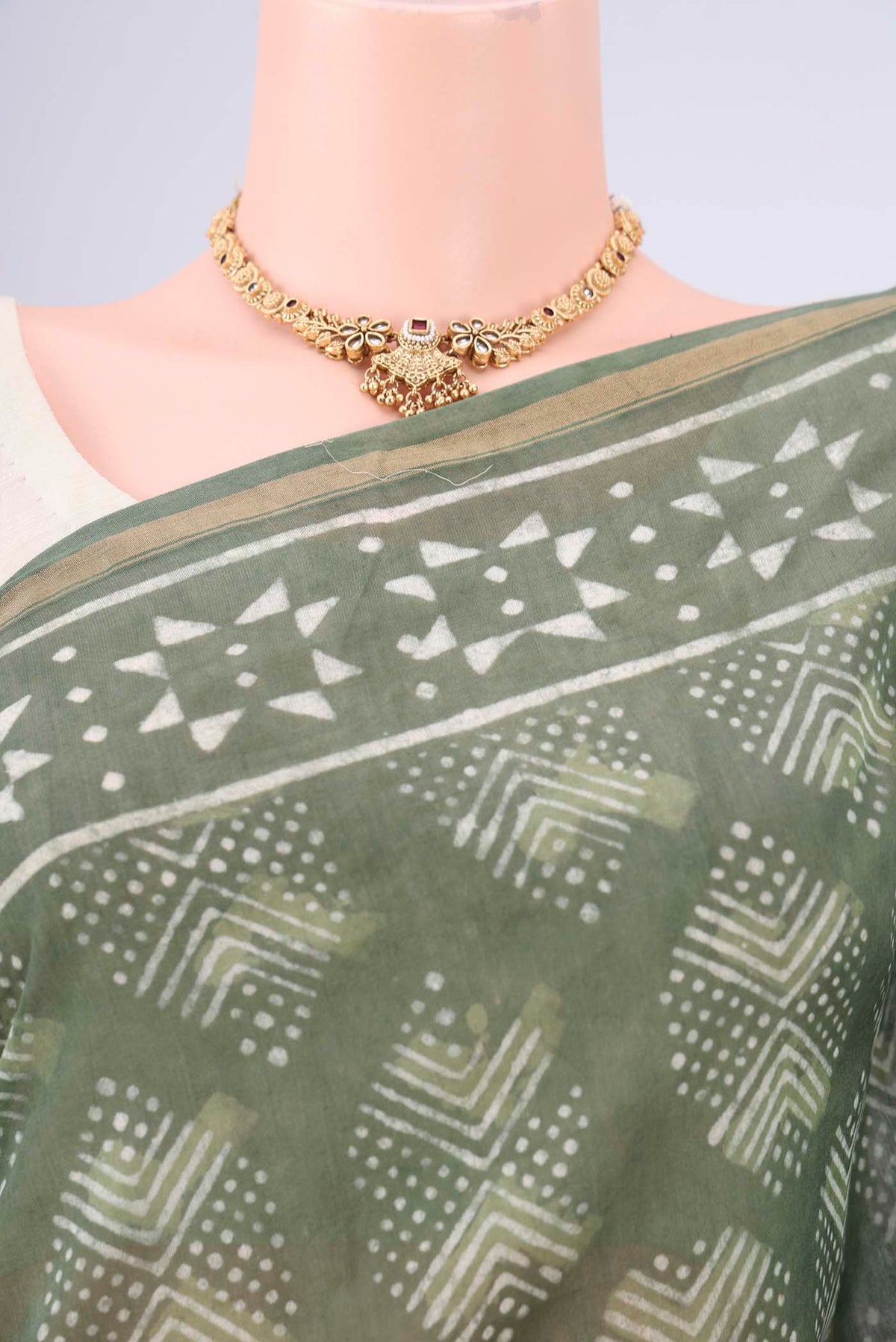 Border image of Mehandi Green Maheshwari Silk Cotton Saree with Batik Print on the body and Zari Border. 