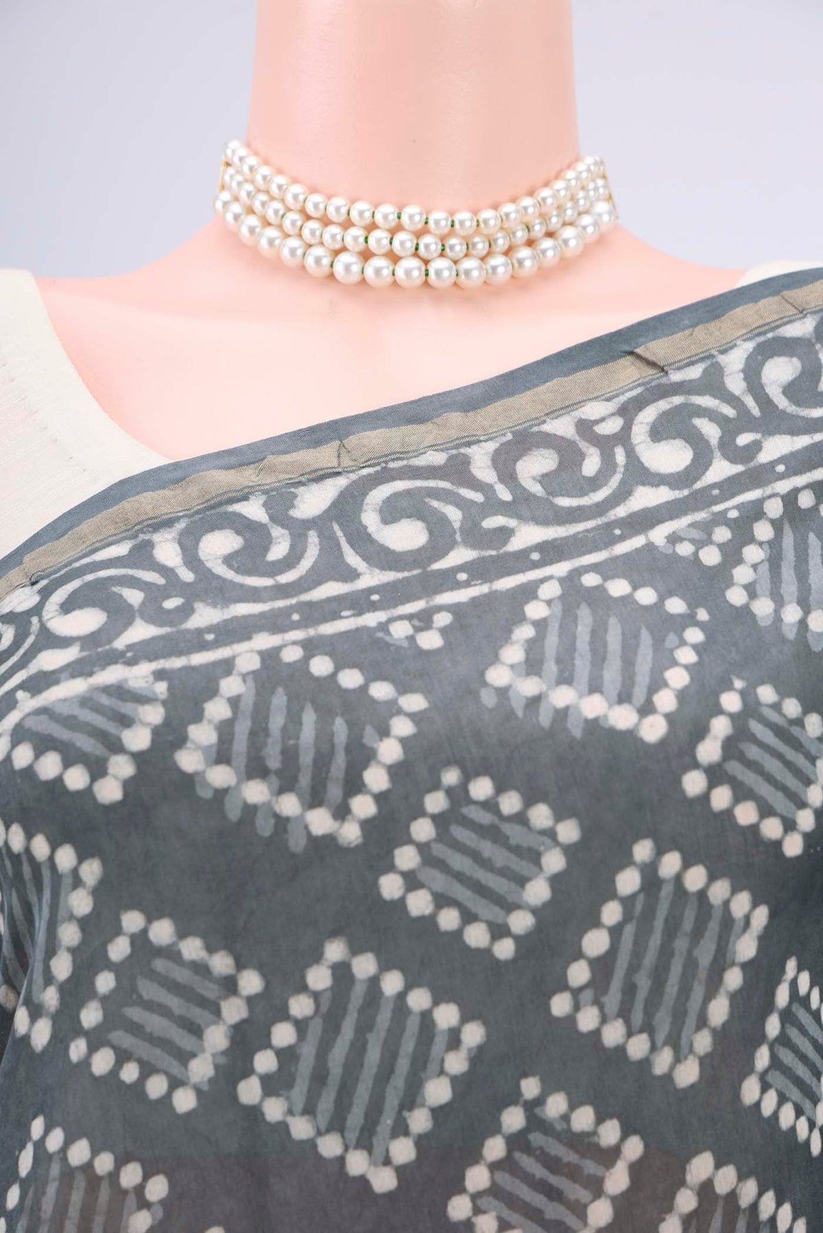 Border image of Grey Maheshwari Silk Cotton Saree with Batik Print on the body and Zari Border. 