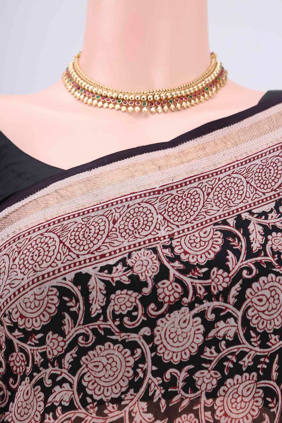 Border image of Black Maheshwari Silk Cotton Saree with Printed design on the body and Zari Border. 