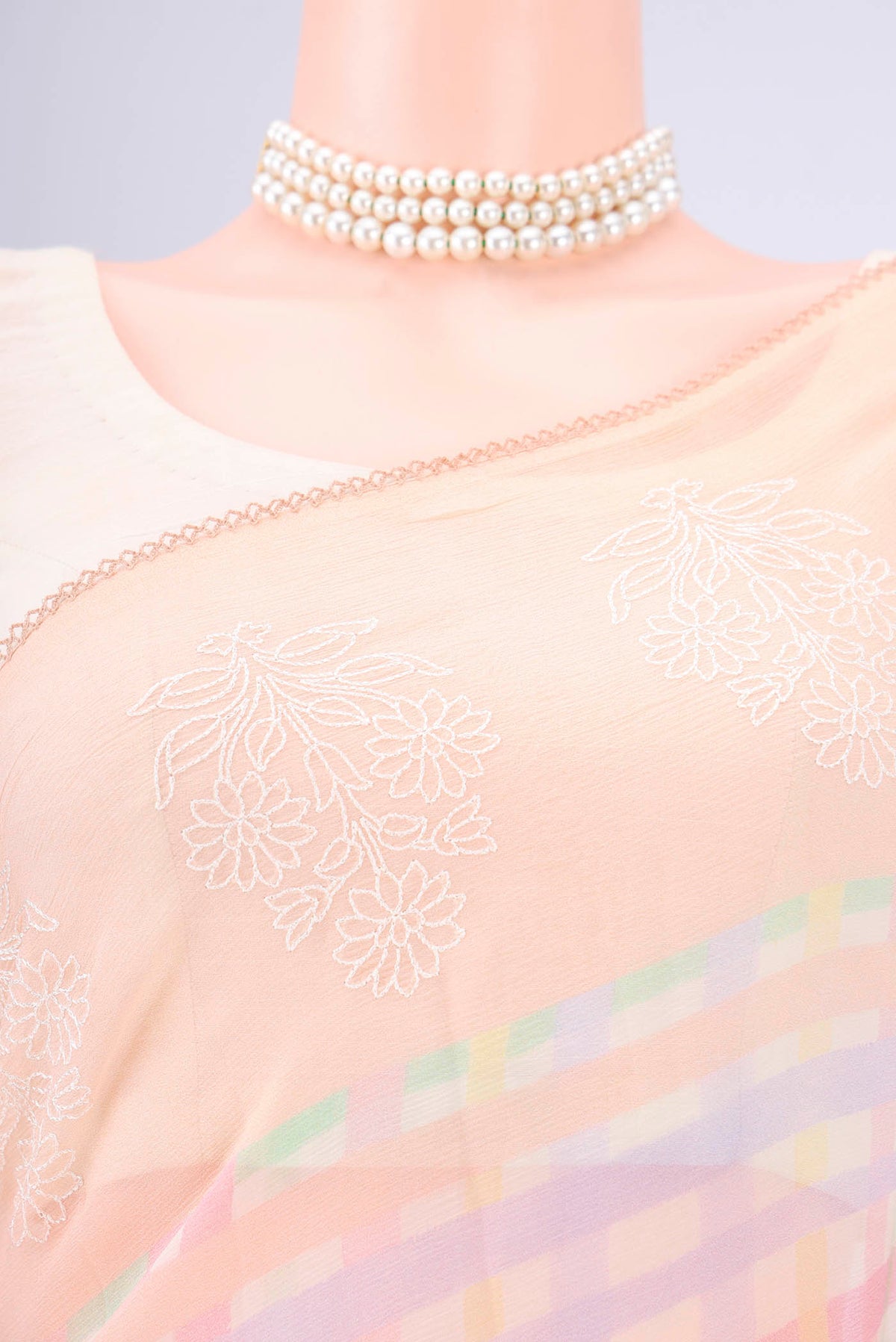 Border image of Peach Mysore Chiffon Saree with Checked design on the body and Thread Border. 