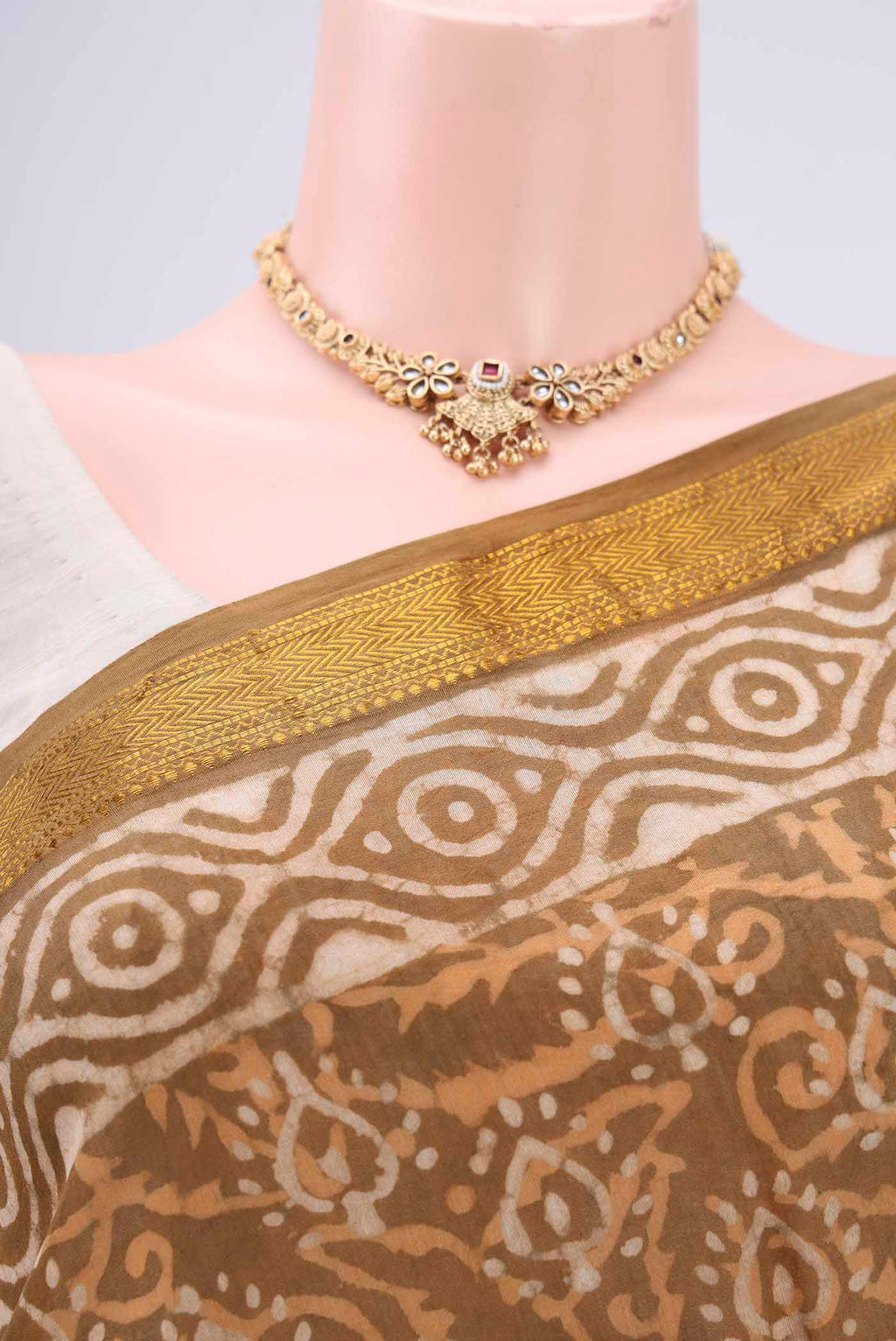Border image of Mustard Maheshwari Silk Cotton Saree with Batik Print on the body and Zari Border. 