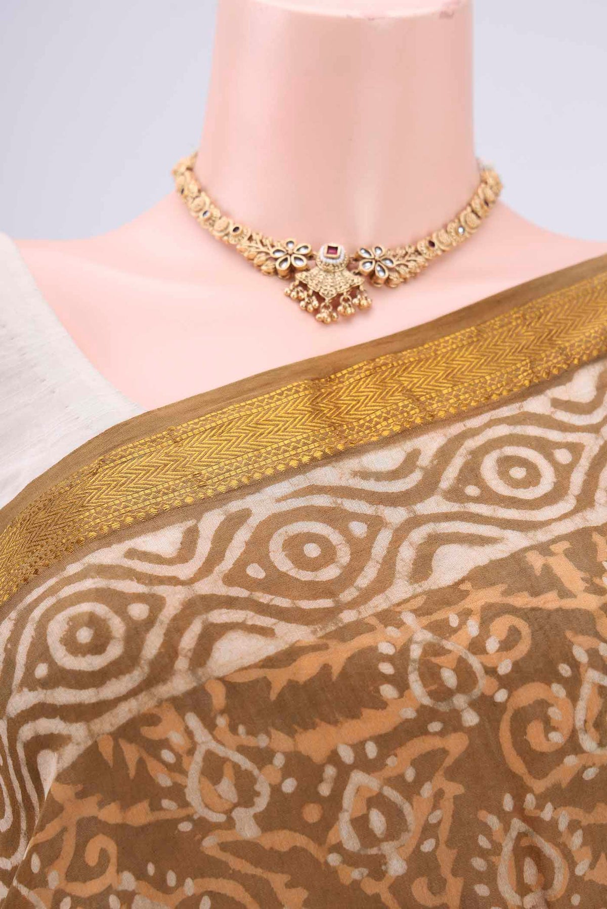 Border image of Mustard Maheshwari Silk Cotton Saree with Batik Print on the body and Zari Border. 