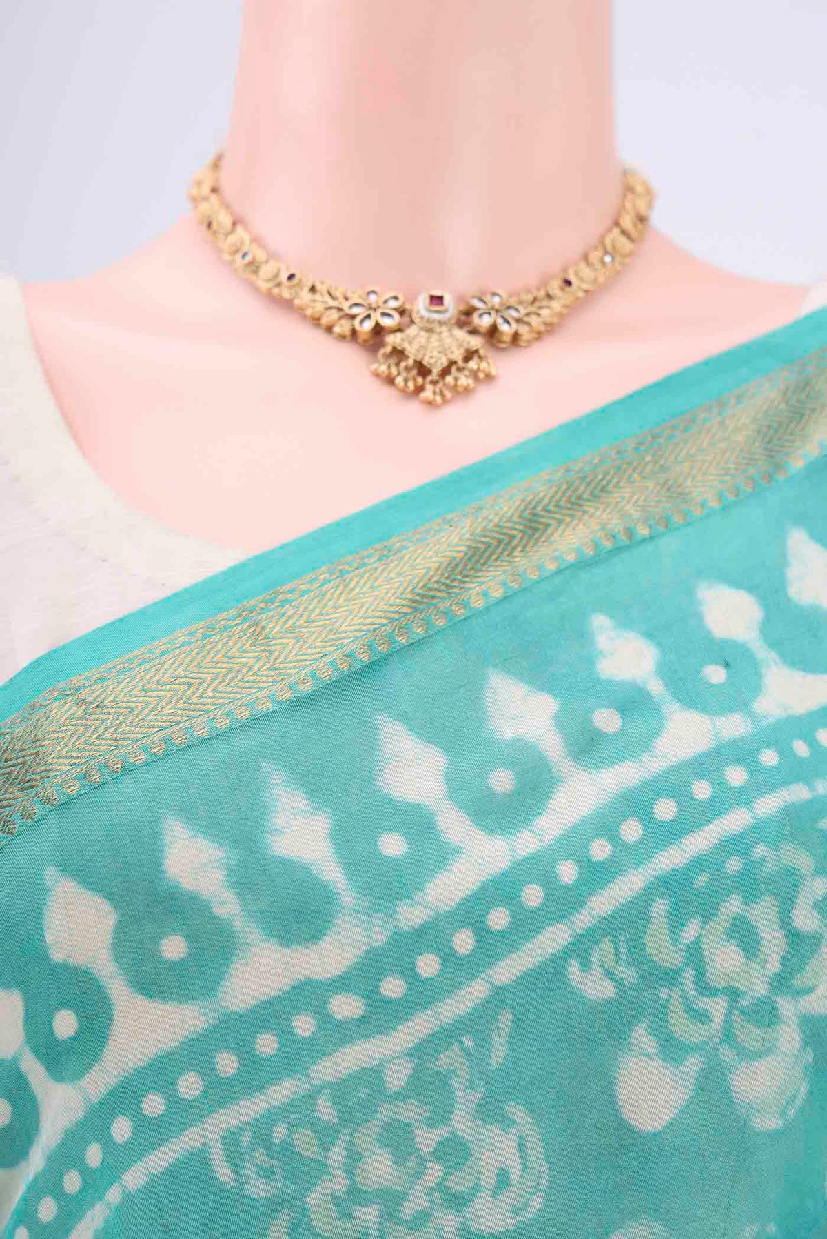 Border image of Light Green Maheshwari Silk Cotton Saree with Batik Print on the body and Zari Border. 