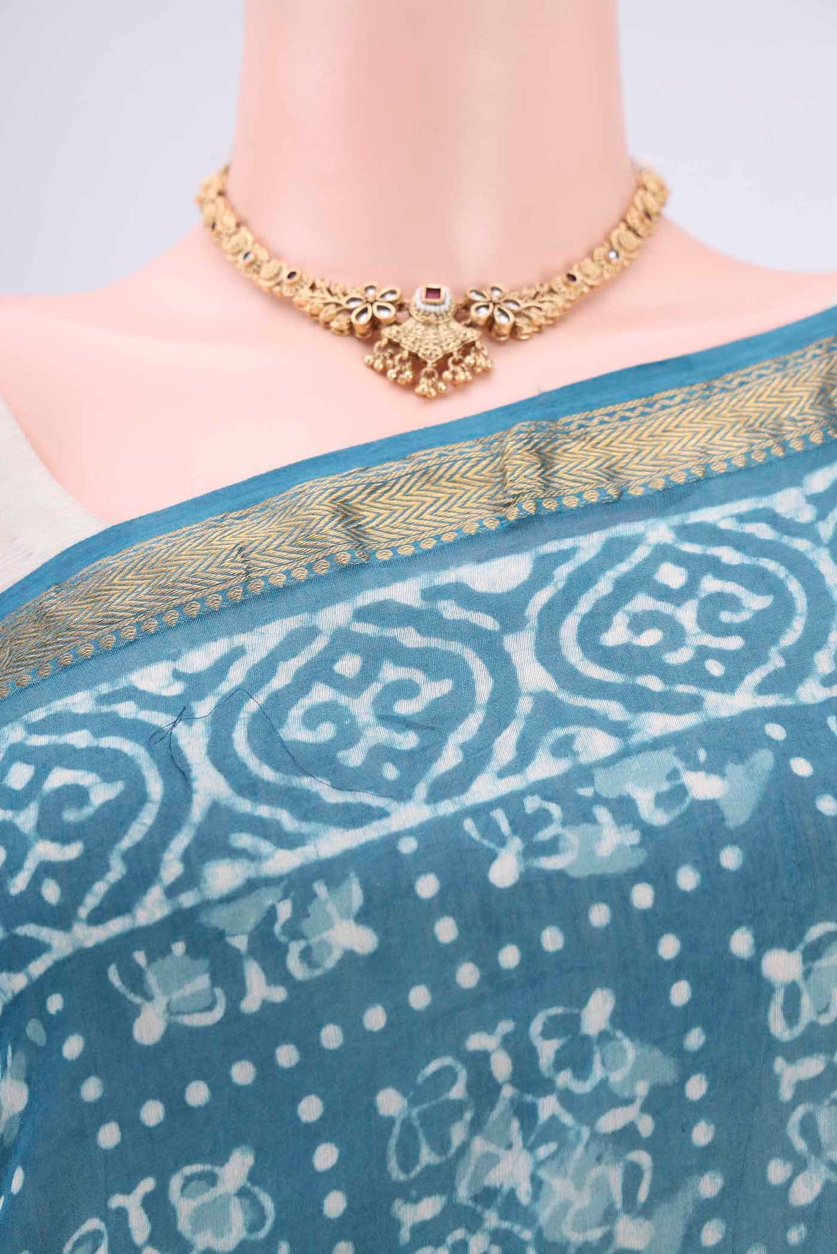 Border image of Blue Maheshwari Silk Cotton Saree with Batik Print on the body and Zari Border. 