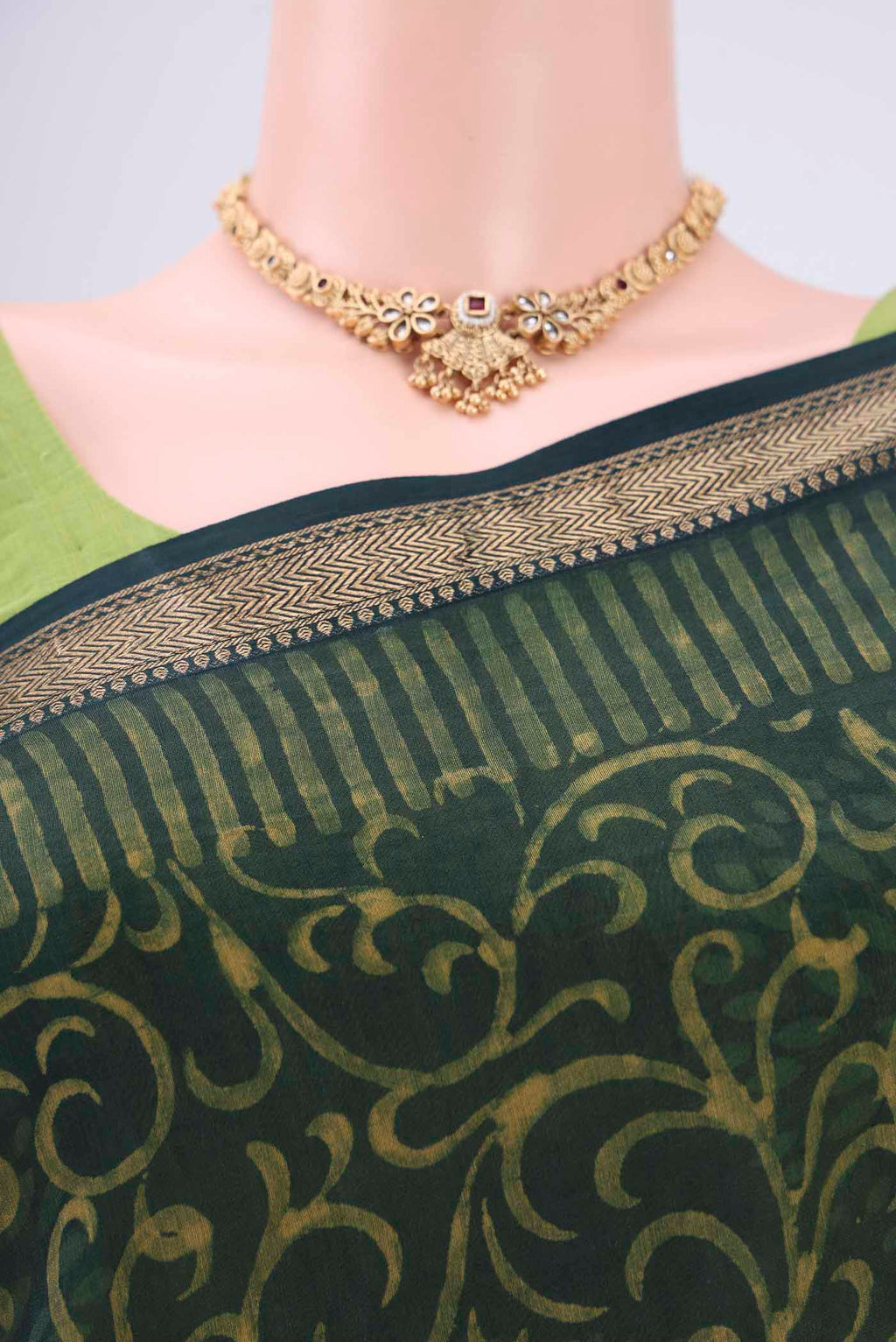 Border image of Bottle Green Maheshwari Silk Cotton Saree with Batik Print on the body and Zari Border. 