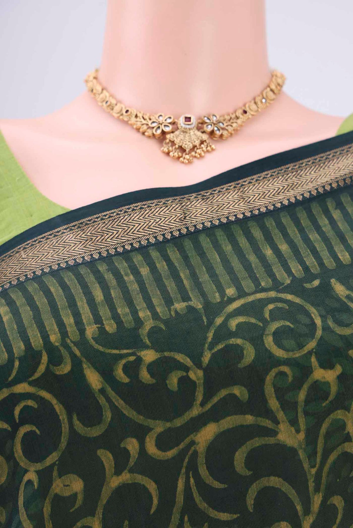 Border image of Bottle Green Maheshwari Silk Cotton Saree with Batik Print on the body and Zari Border. 