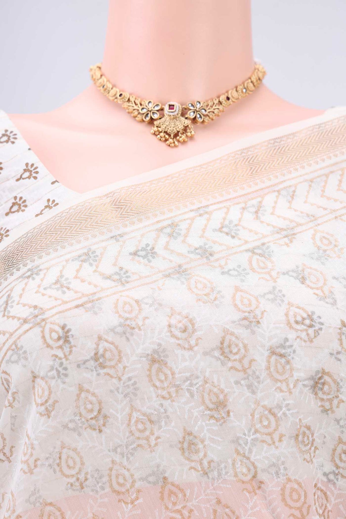 Border image of Off White Maheshwari Silk Cotton Saree with Batik Print on the body and Zari Border. 