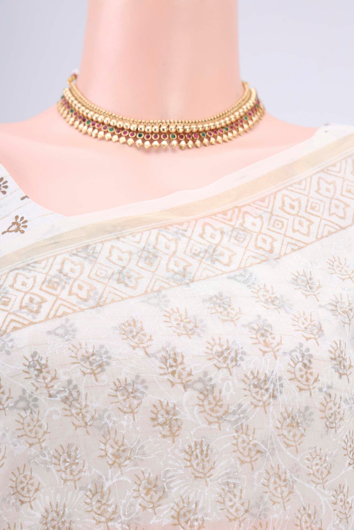 Border image of Off White Maheshwari Silk Cotton Saree with Printed design on the body and Thin Zari Line. 