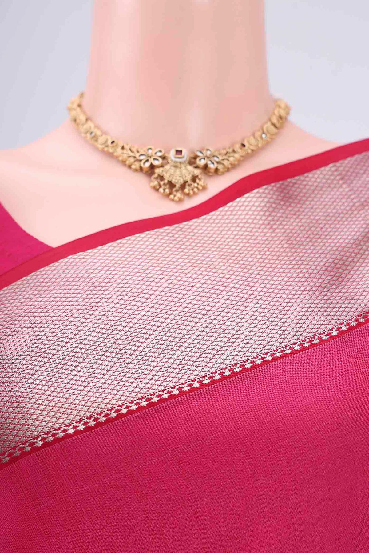 Border image of Pink Maheshwari Silk Cotton Saree with Zari And Thread Butta on the body and Zari Border. 