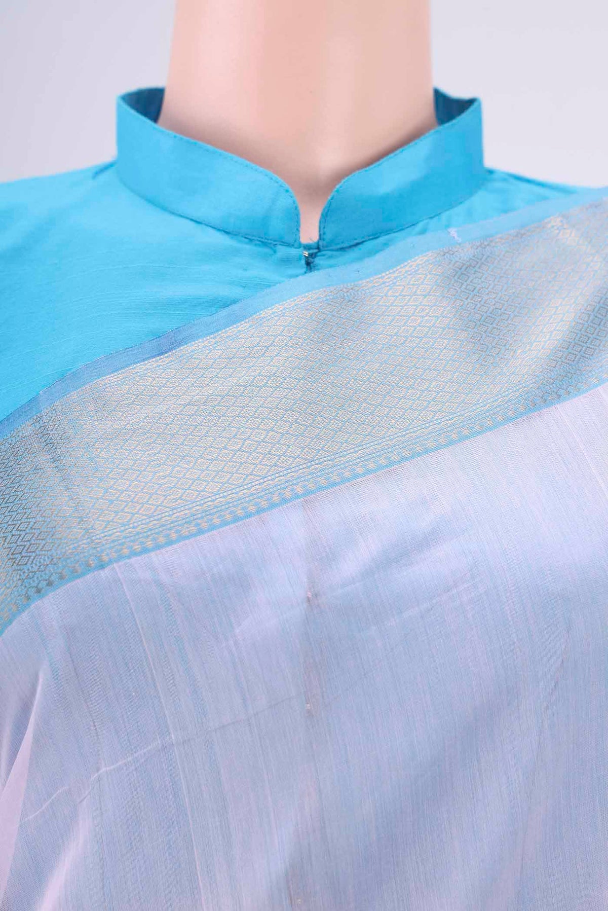 Border image of Rose pink Maheshwari Silk Cotton Saree with Zari And Thread Butta on the body and Zari Border. 