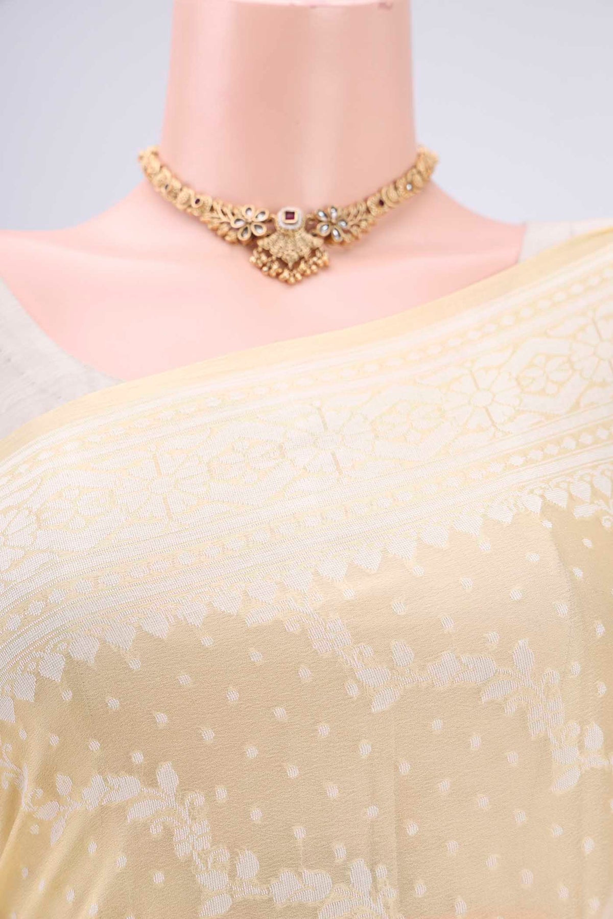 Border image of Lemon Yellow Blended Banarasi Georgette Saree with Thread Brocade on the body and Zari Border. 