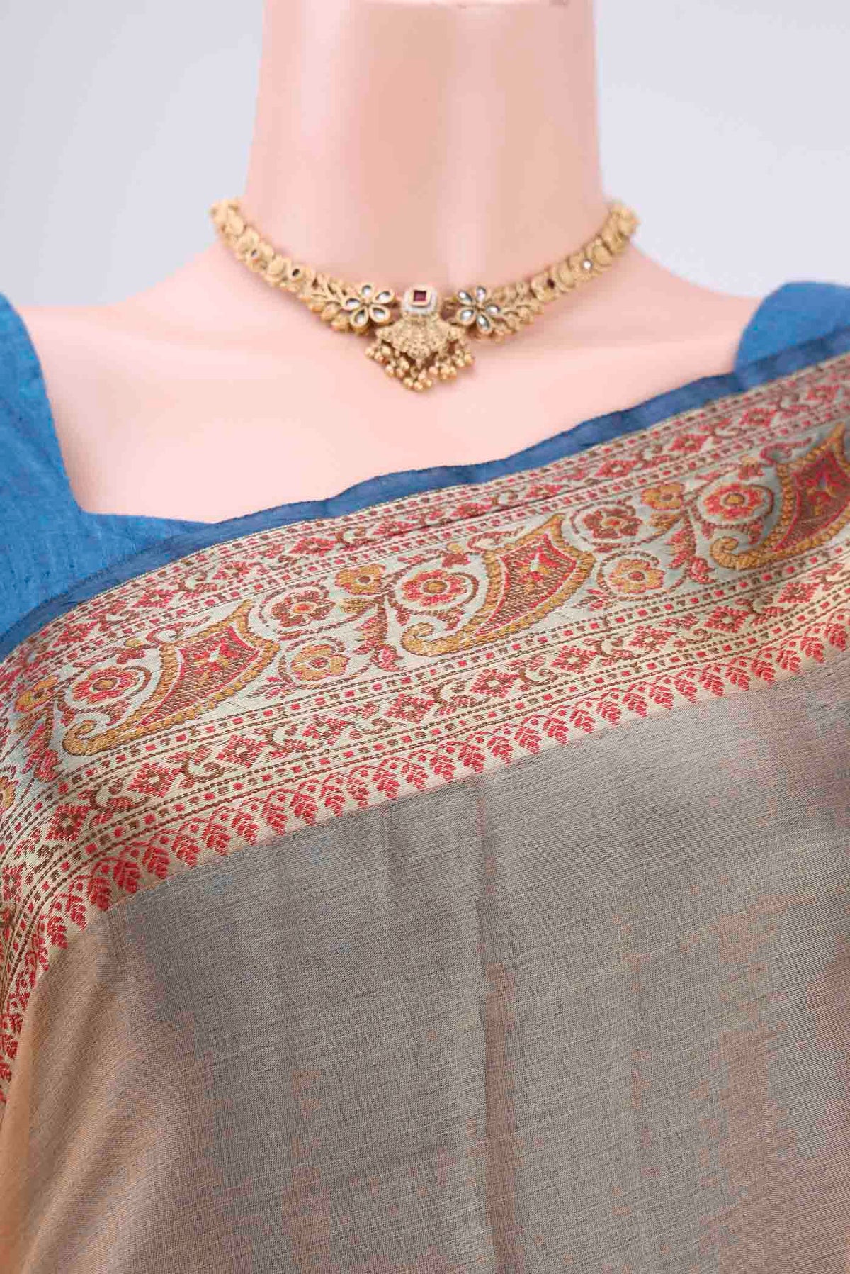 Border image of Beige Dual Tone Maheshwari Silk Cotton Saree with Plain Body and Zari Border. 