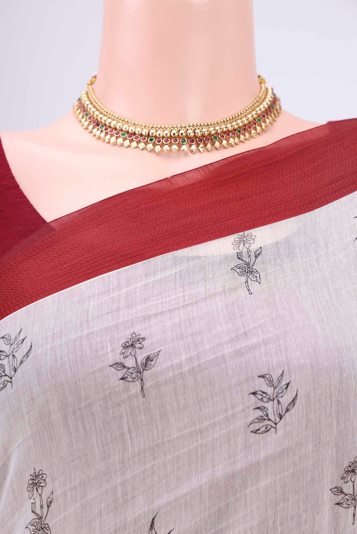 Border image of White Silk Cotton Saree with Printed design on the body and Plain Border. 