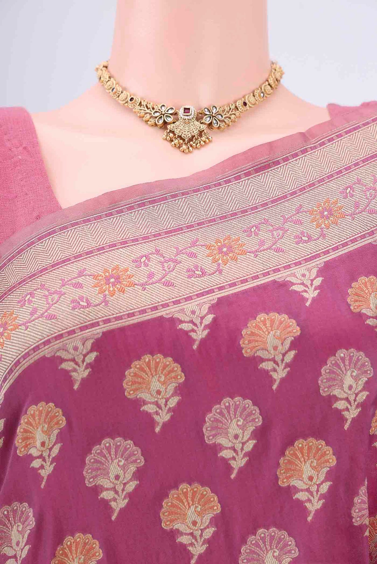 Border image of Light Magenta Banarasi Silk Saree with Zari And Thread Butta on the body and Zari Border. 