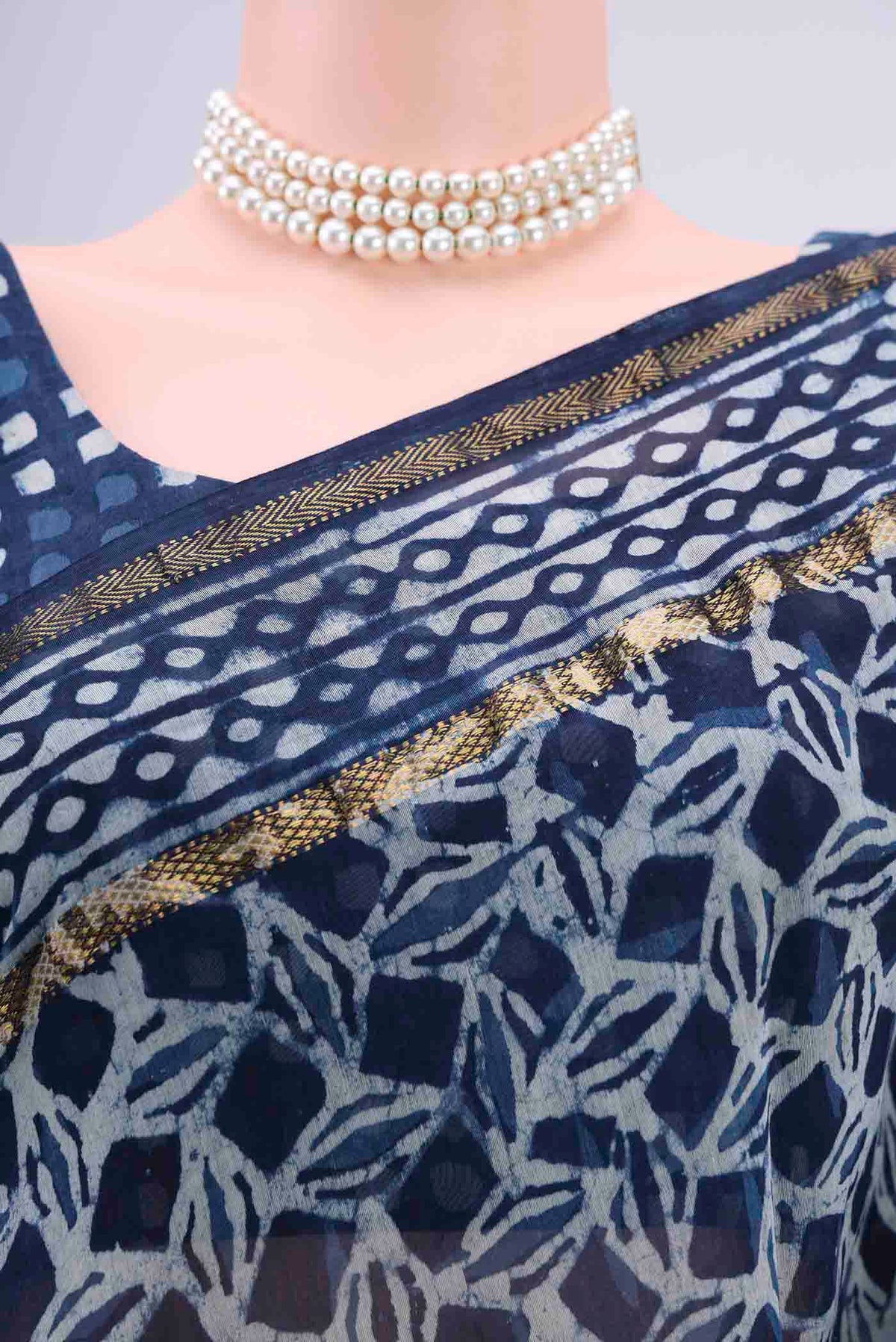 Border image of Indigo Maheshwari Silk Cotton Saree with Batik Print on the body and Zari Border. 