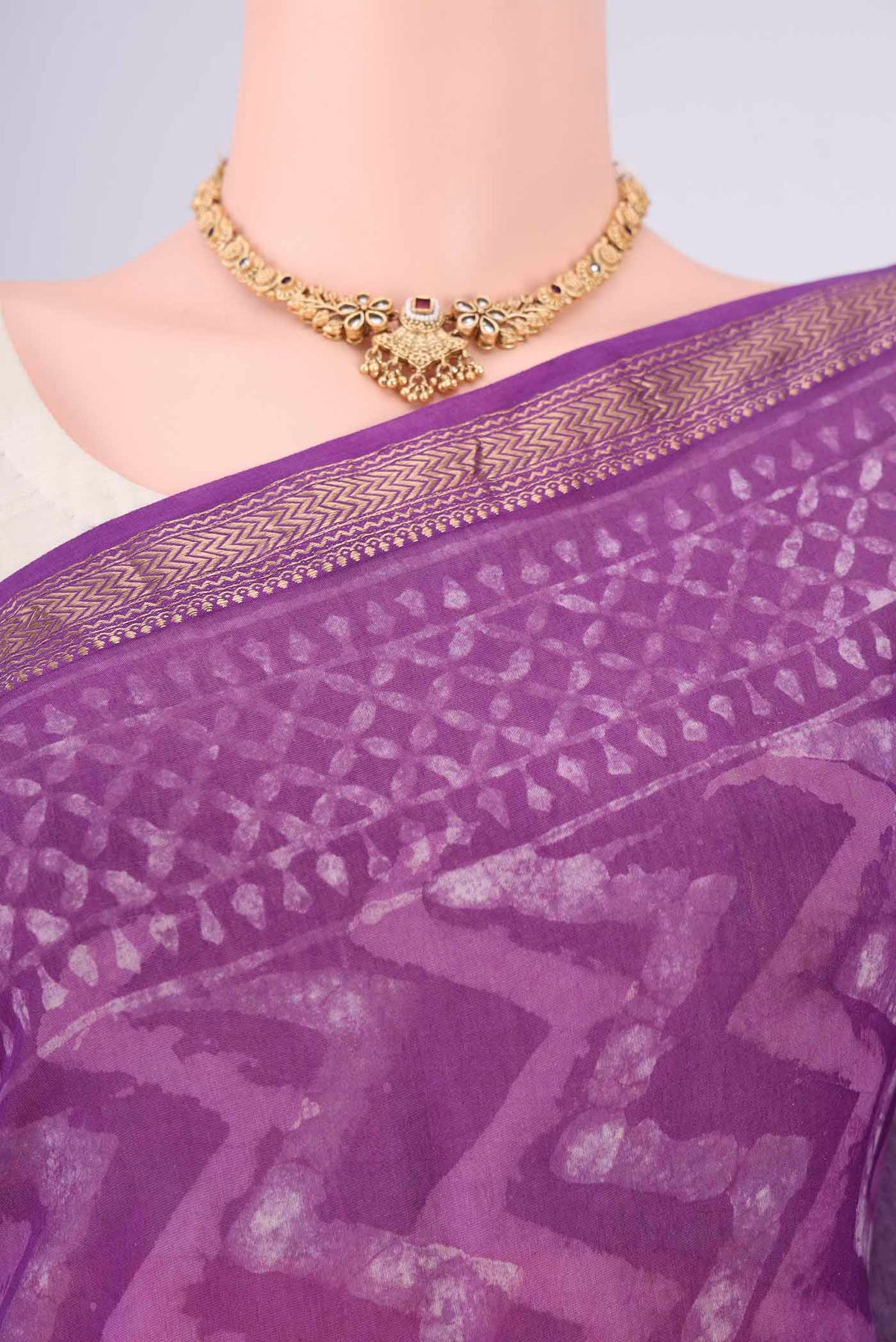 Border image of Magenta Maheshwari Silk Cotton Saree with Batik Print on the body and Zari Border. 